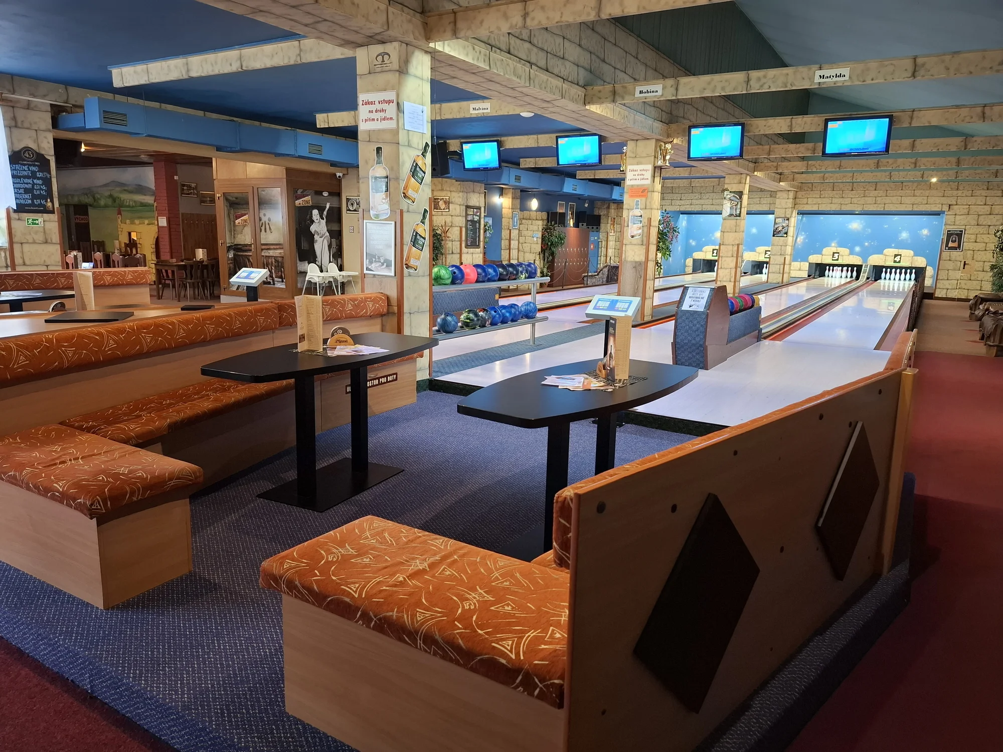 Bowling s pizzou, řízky či kuřecími křídly nebo žebry až pro 8 osob