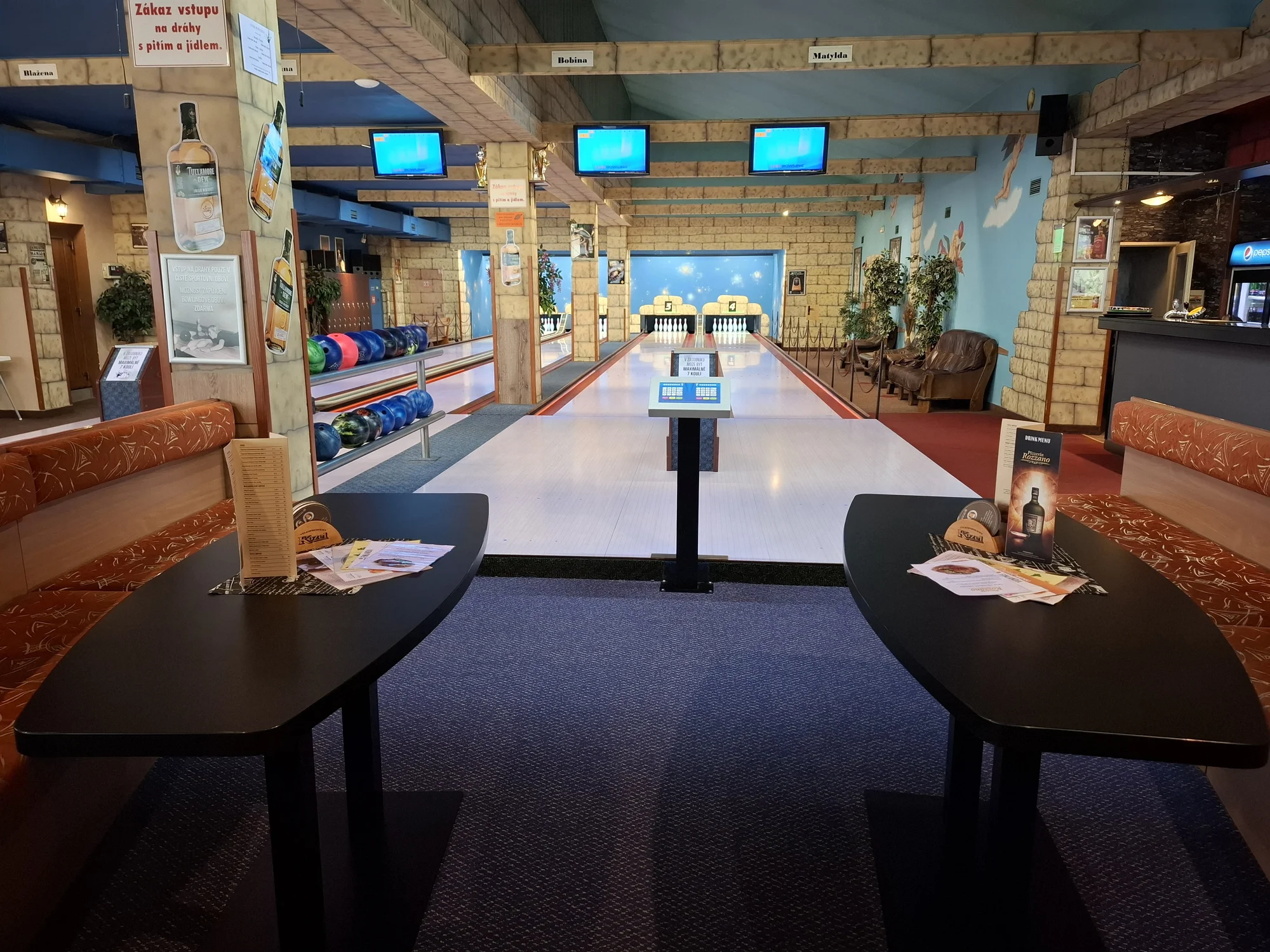 Bowling s pizzou, řízky či kuřecími křídly nebo žebry až pro 8 osob
