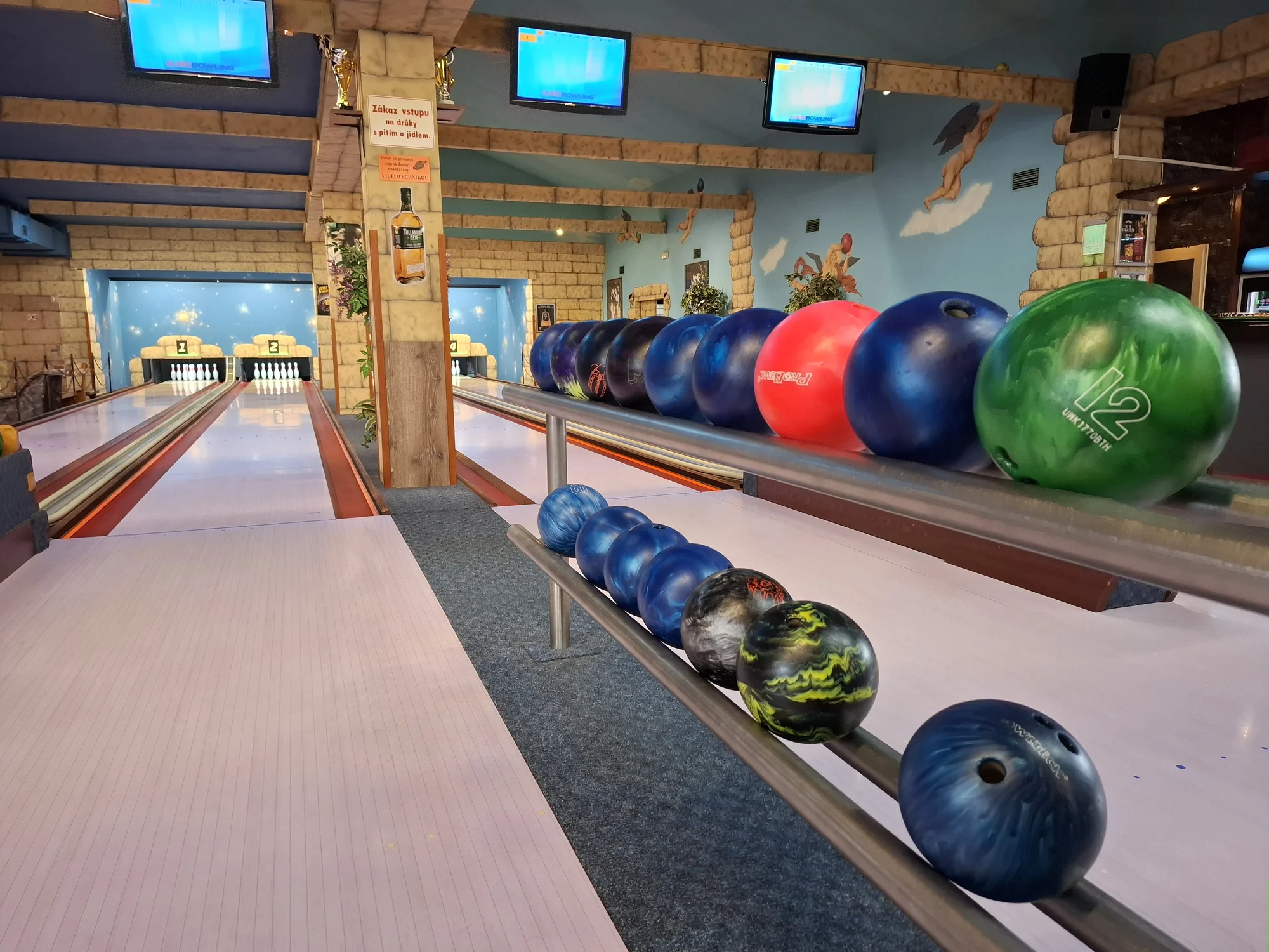 Bowling s pizzou, řízky či kuřecími křídly nebo žebry až pro 8 osob