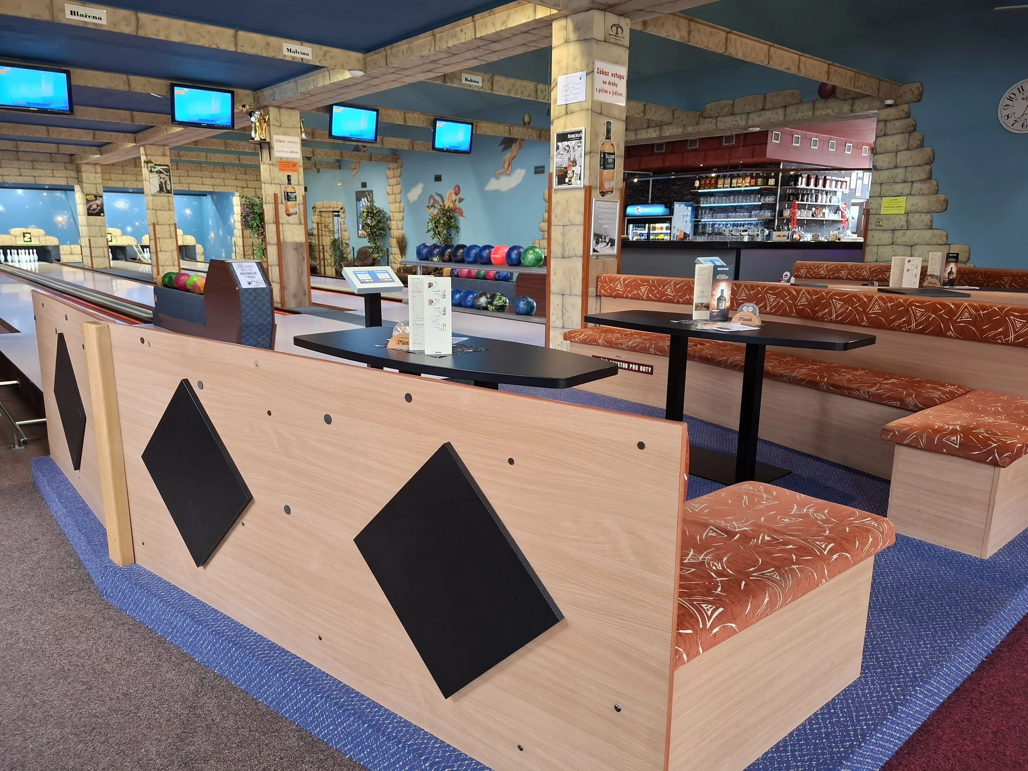 Bowling s pizzou, řízky či kuřecími křídly nebo žebry až pro 8 osob