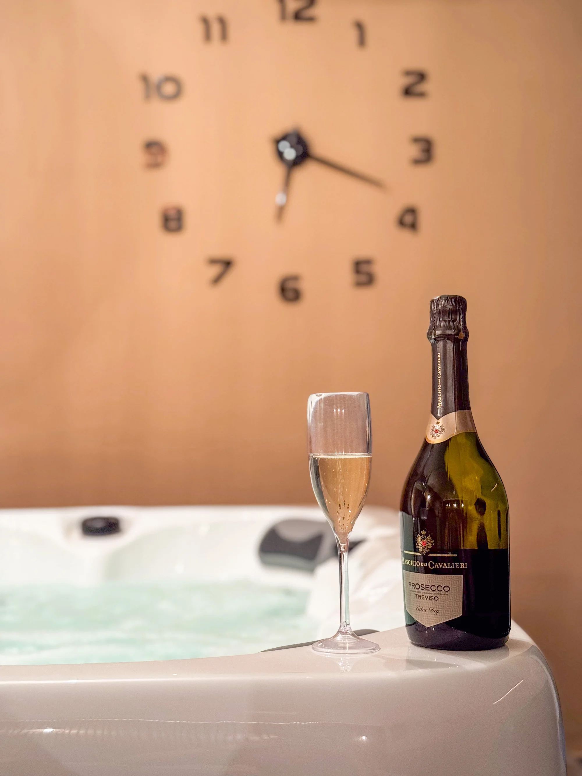 2 hod. privátní finské sauny a vířivky s láhví prosecca pro 2 osoby