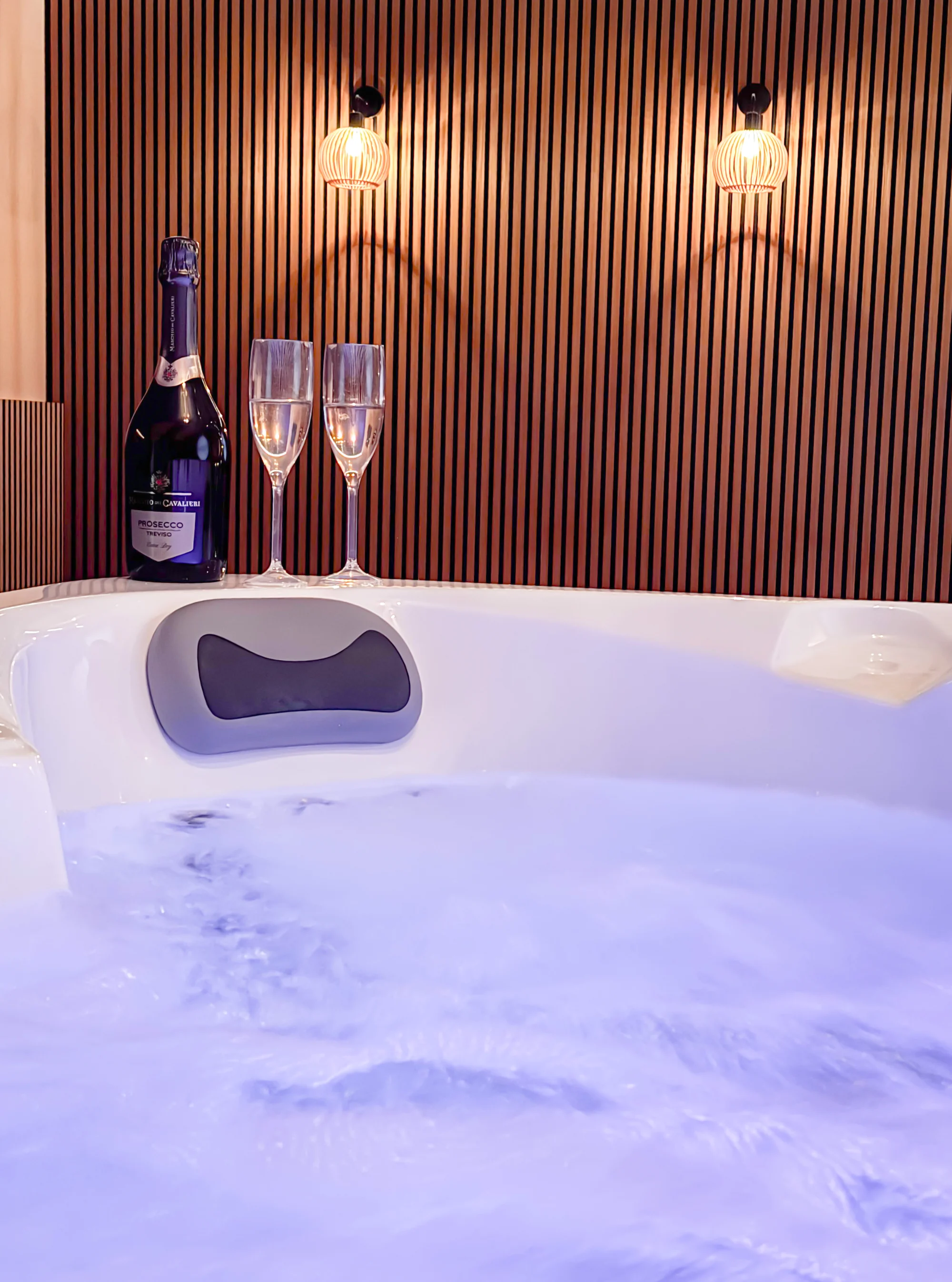 2 hod. privátní finské sauny a vířivky s láhví prosecca pro 2 osoby