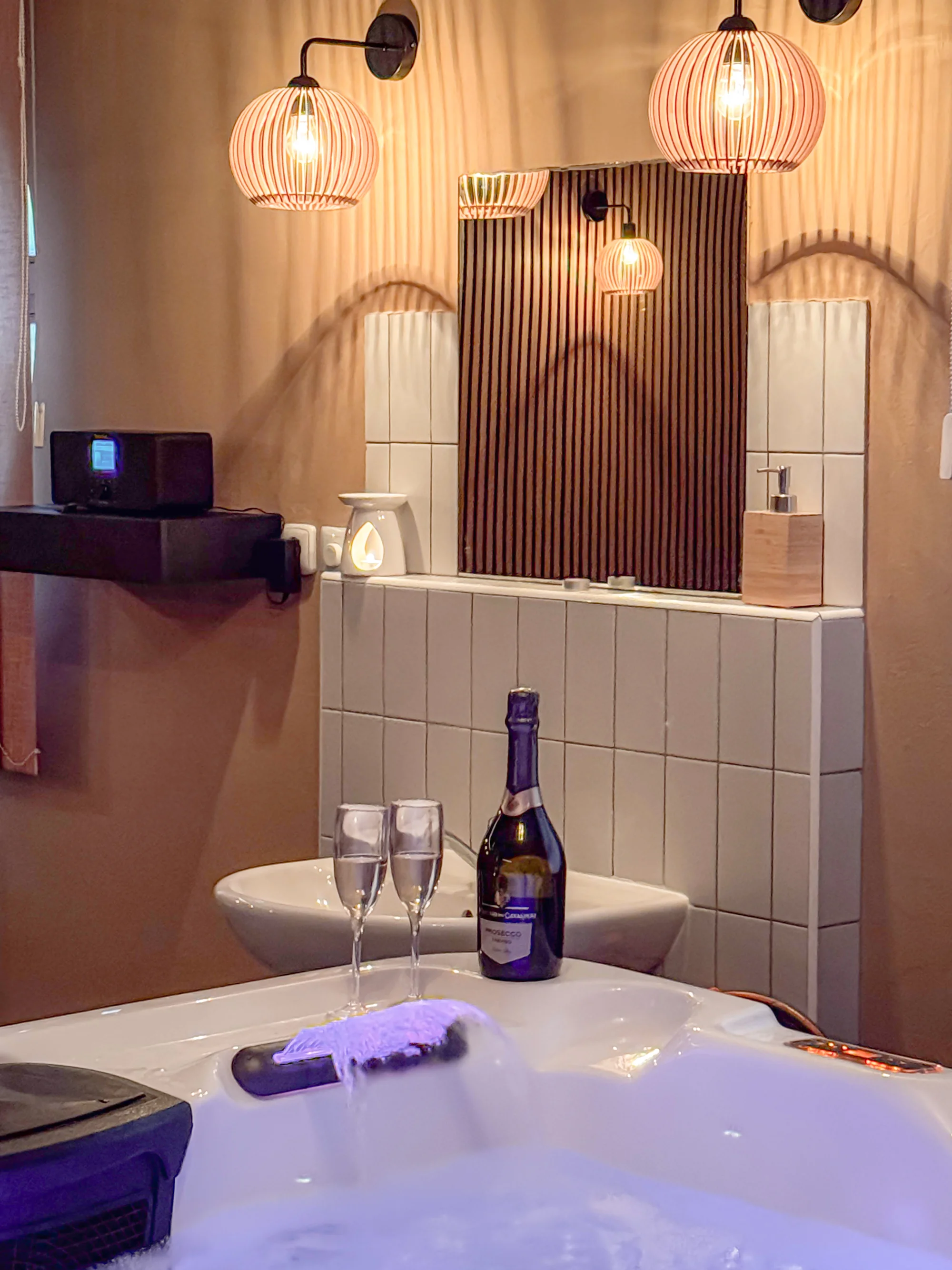 2 hod. privátní finské sauny a vířivky s láhví prosecca pro 2 osoby