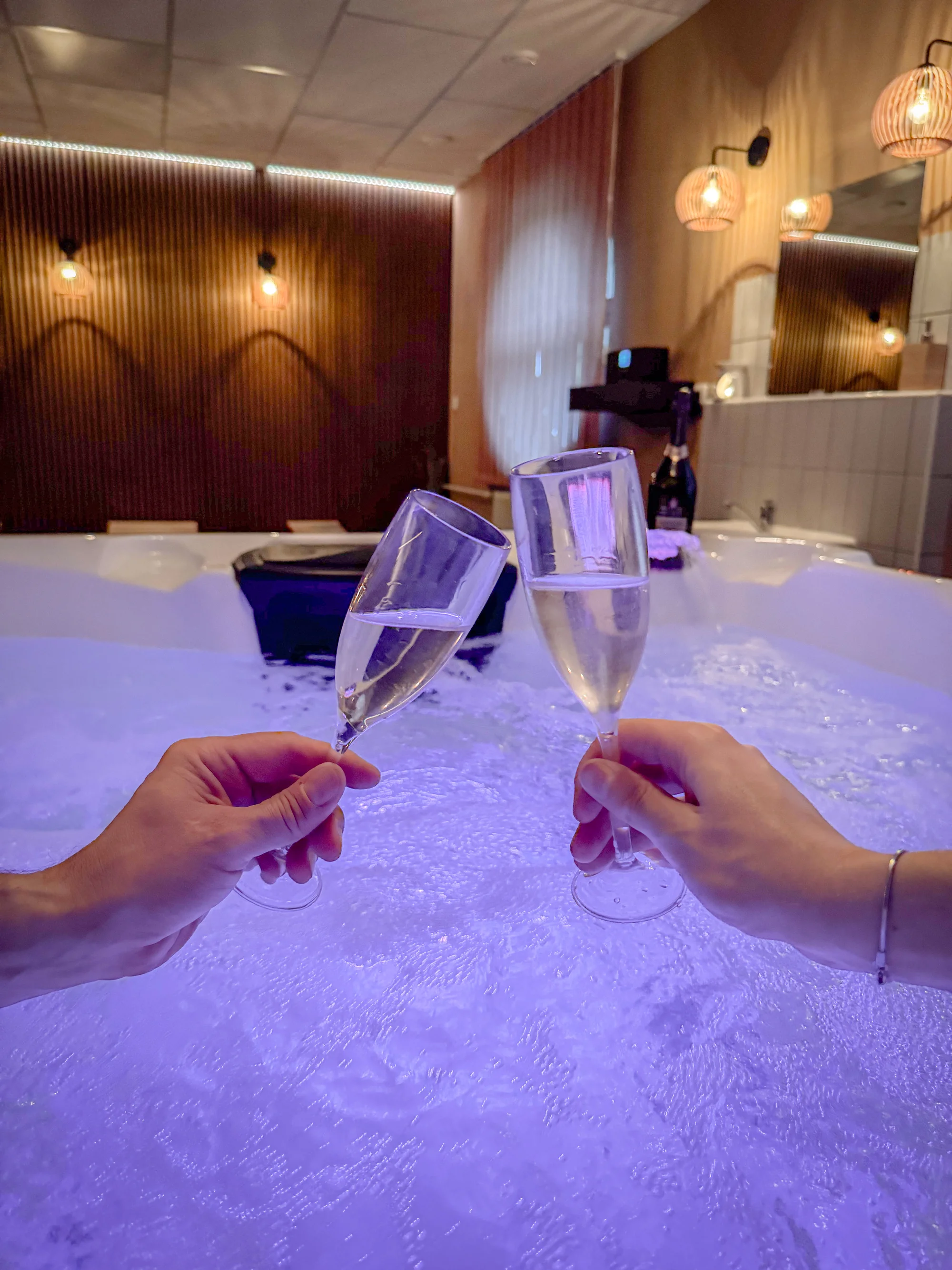 2 hod. privátní finské sauny a vířivky s láhví prosecca pro 2 osoby