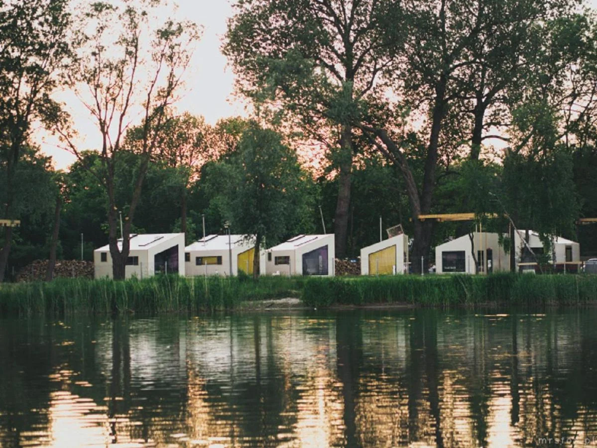 Glamping u jezera Jamno a u Baltu: bez jídla či se snídaní, spousta aktivit i domky s vlastním wellness