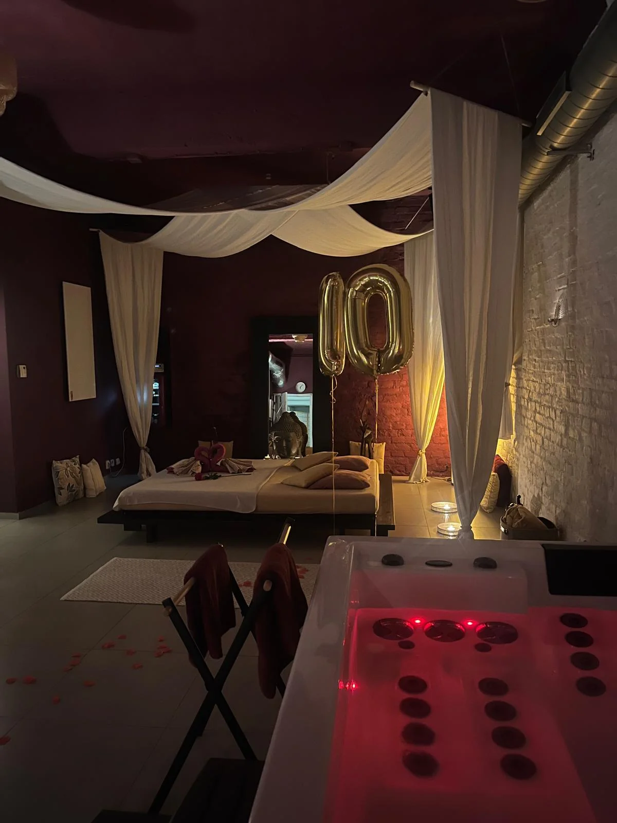 Romantika v soukromí: 60 až 150 min. relaxu v hydromasážní vaně s ovocem a sektem