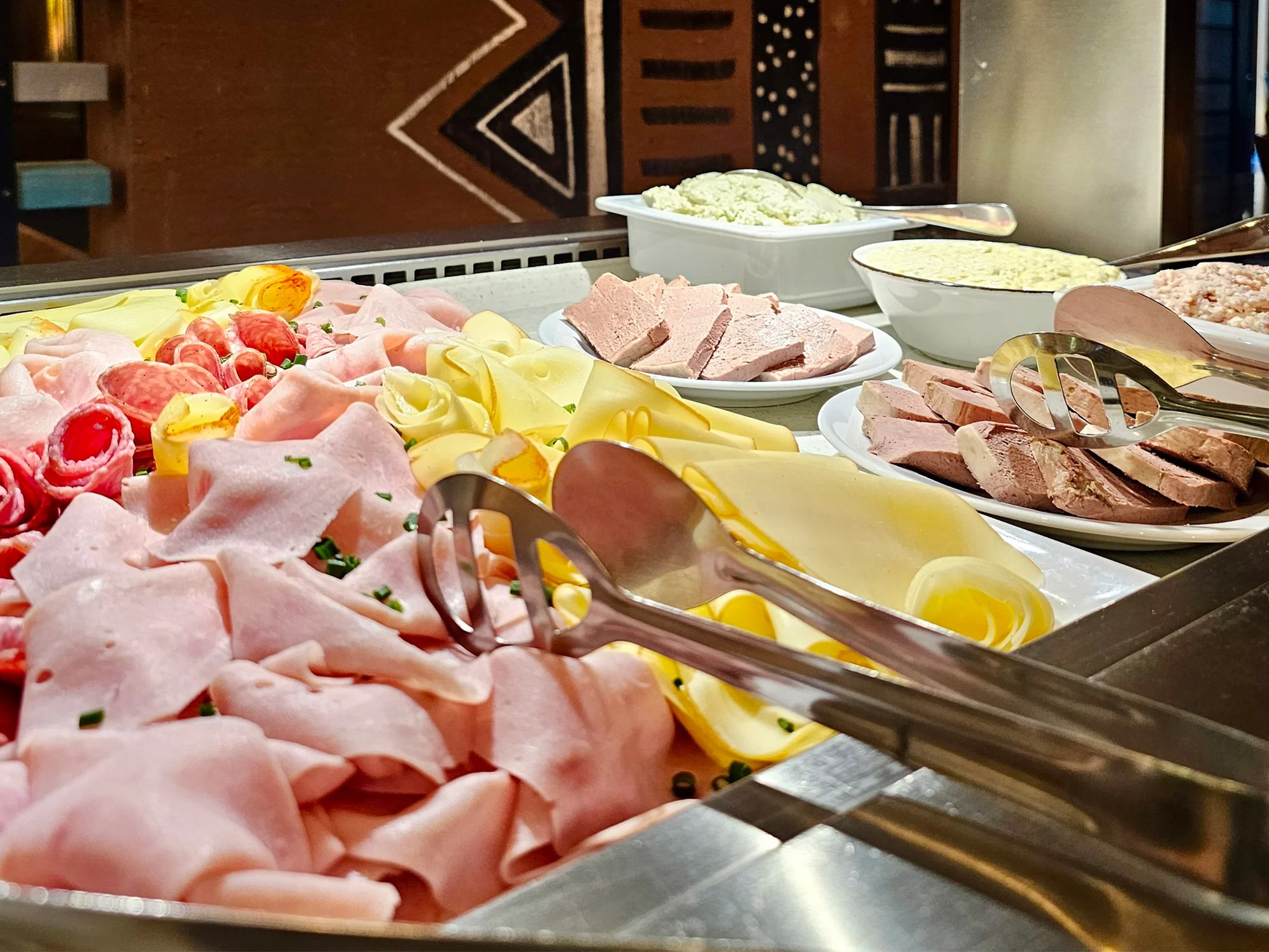 Afrika ve Dvoře Králové: bungalov v kempu, snídaně, neomezený vstup do safari i vířivka