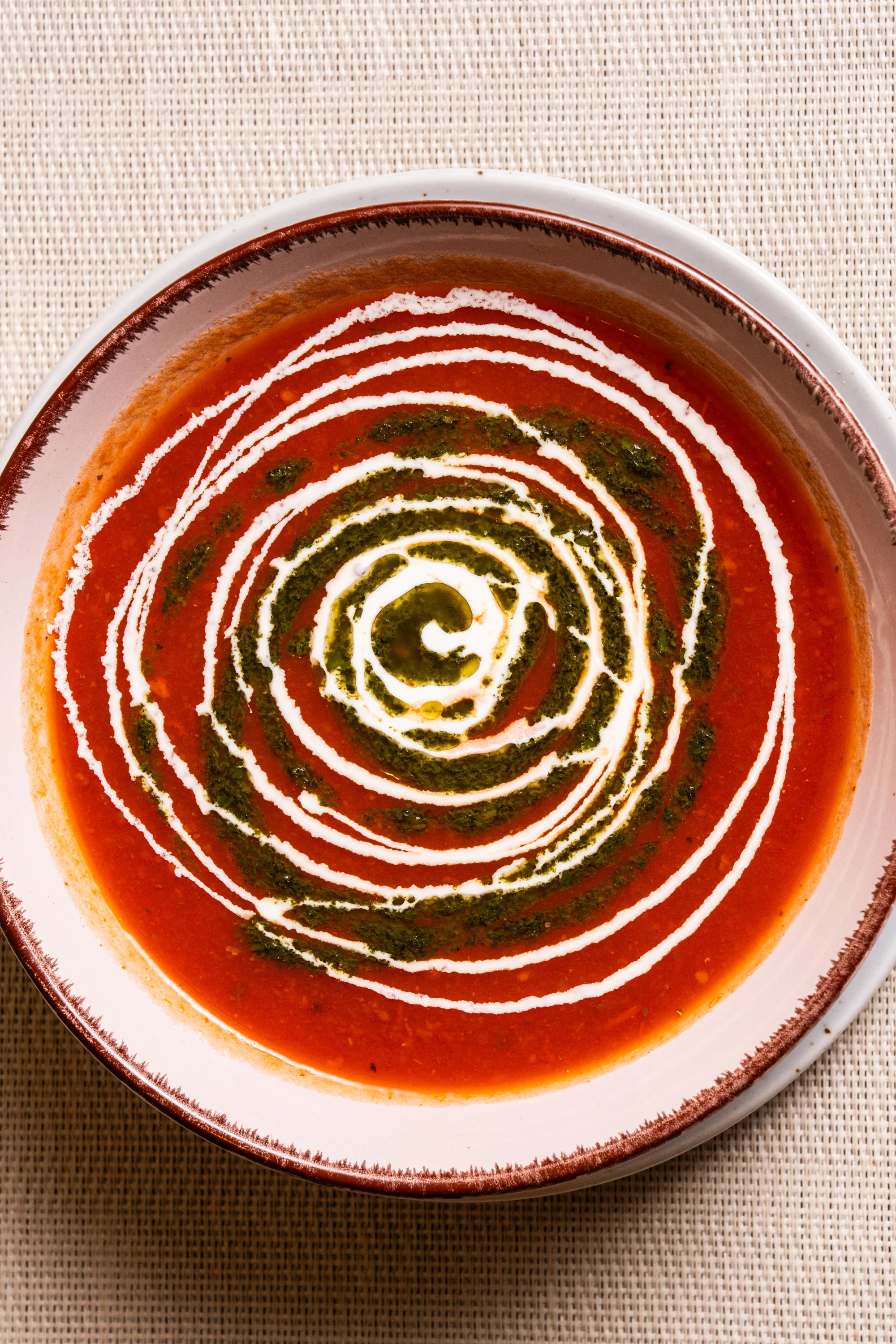 4chodové menu pro 2 osoby: paštika, tomatová polévka, vepřová panenka a tiramisu