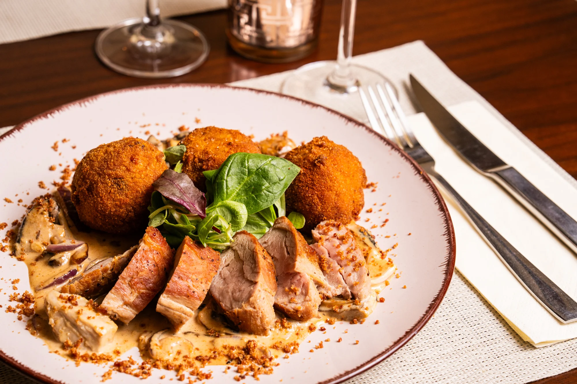 4chodové menu pro 2 osoby: paštika, tomatová polévka, vepřová panenka a tiramisu