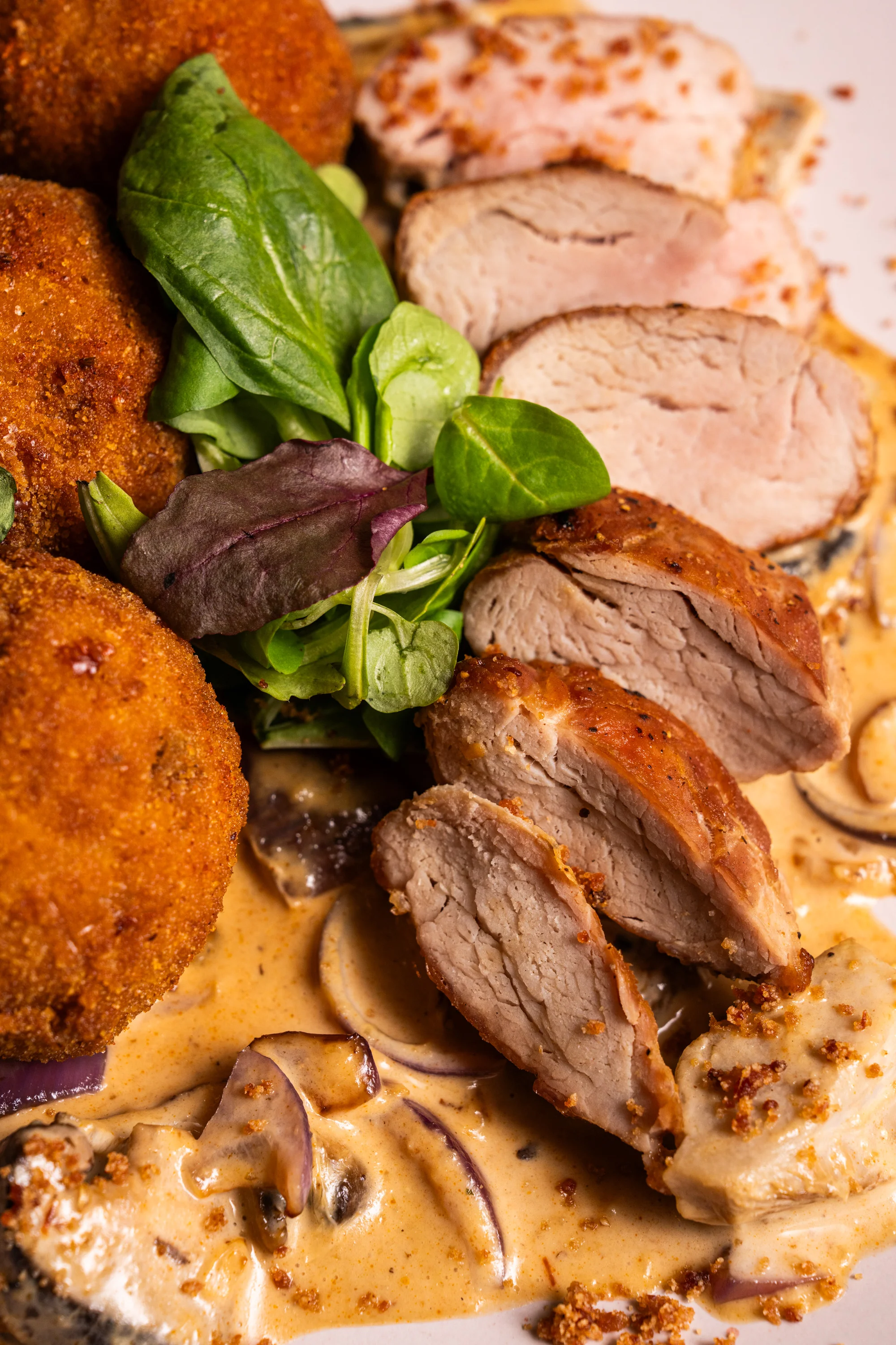 4chodové menu pro 2 osoby: paštika, tomatová polévka, vepřová panenka a tiramisu