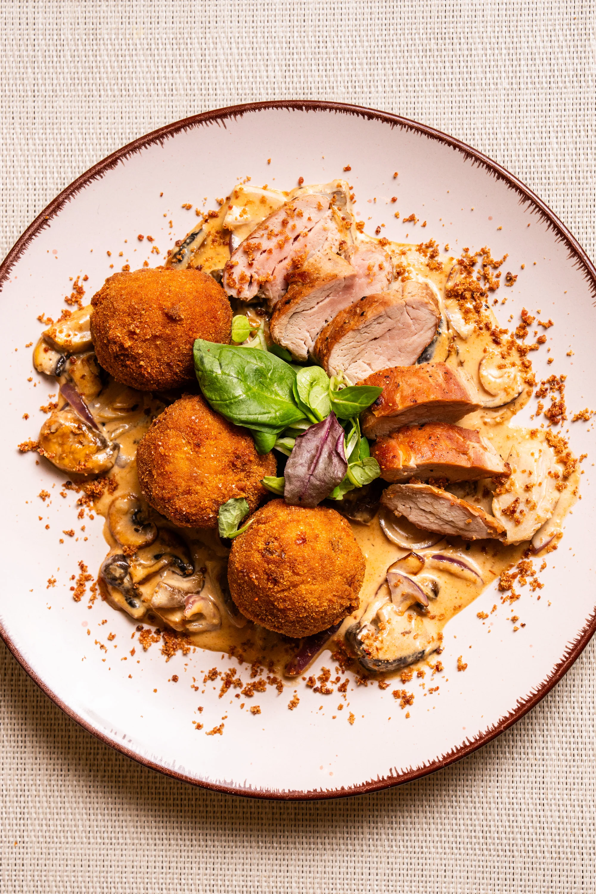 4chodové menu pro 2 osoby: paštika, tomatová polévka, vepřová panenka a tiramisu