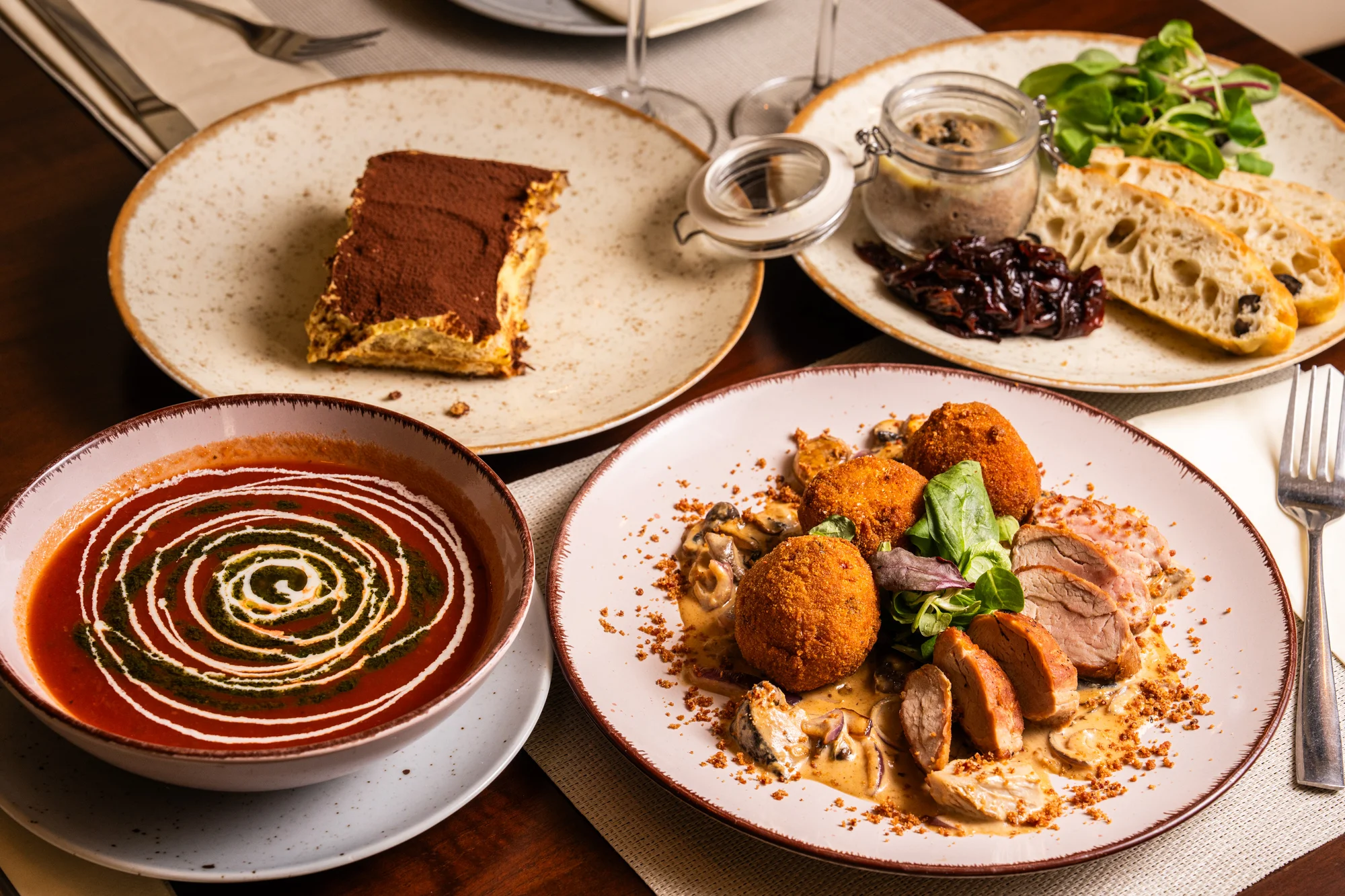 4chodové menu pro 2 osoby: paštika, tomatová polévka, vepřová panenka a tiramisu