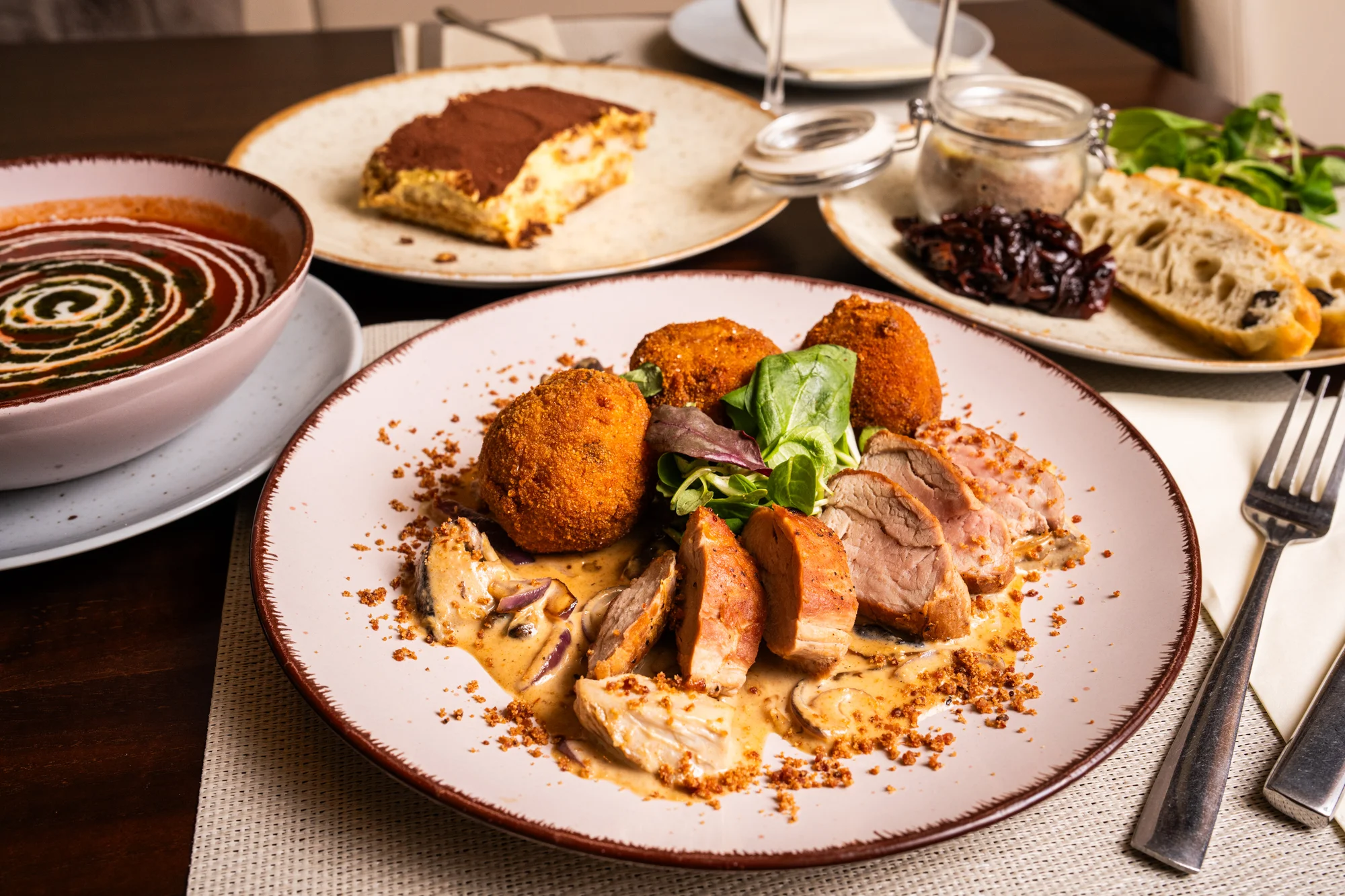 4chodové menu pro 2 osoby: paštika, tomatová polévka, vepřová panenka a tiramisu