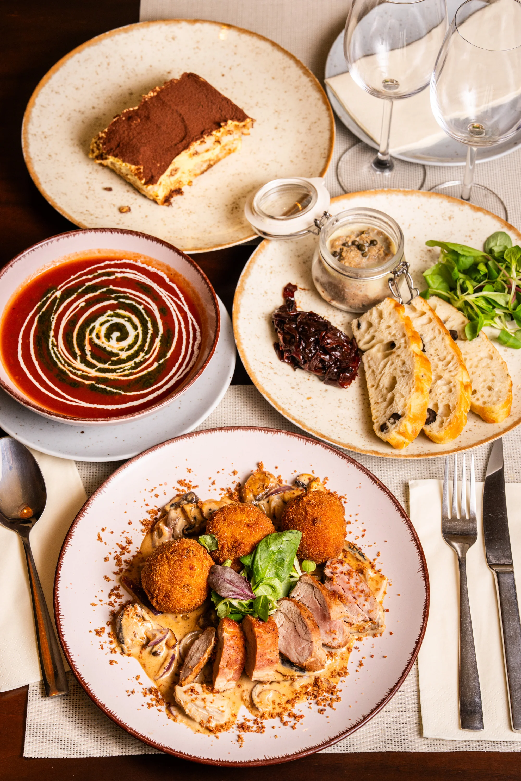 4chodové menu pro 2 osoby: paštika, tomatová polévka, vepřová panenka a tiramisu