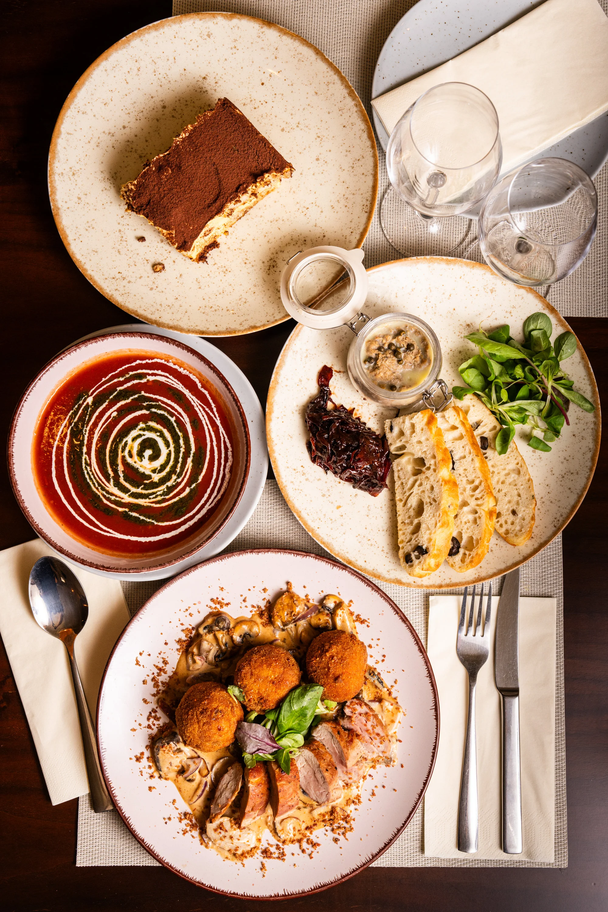 4chodové menu pro 2 osoby: paštika, tomatová polévka, vepřová panenka a tiramisu