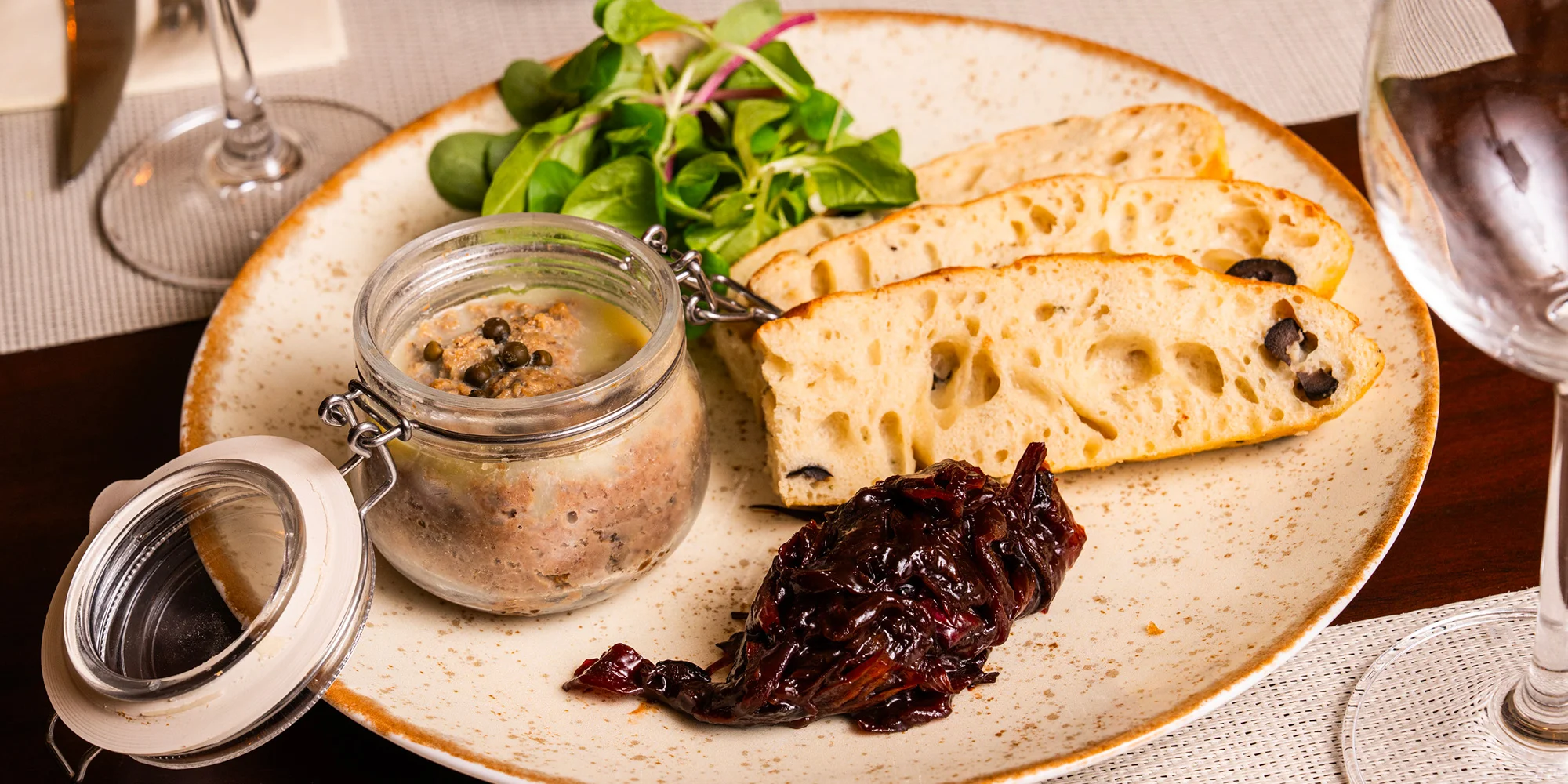 4chodové menu pro 2 osoby: paštika, tomatová polévka, vepřová panenka a tiramisu