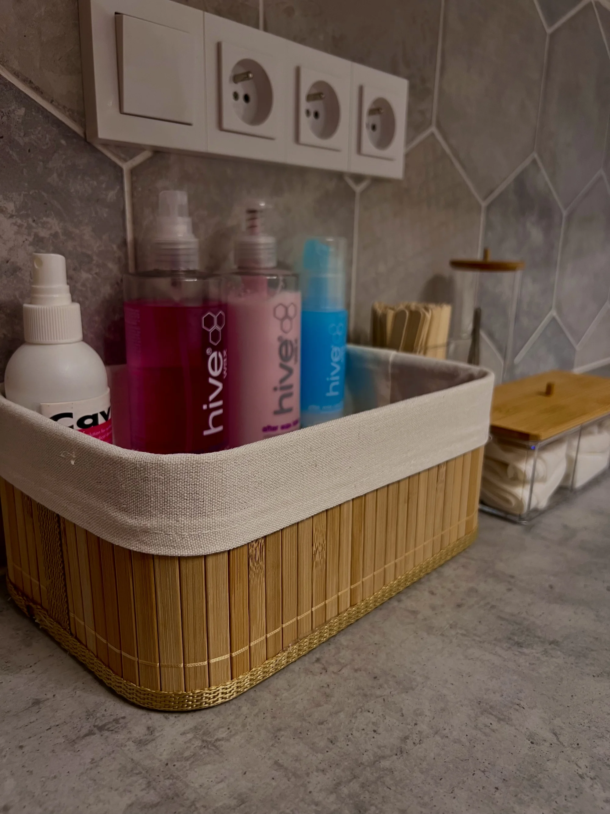 Hladká pokožka bez chloupků: depilace cukrovou pastou, ruce i nohy, podpaží, obličej