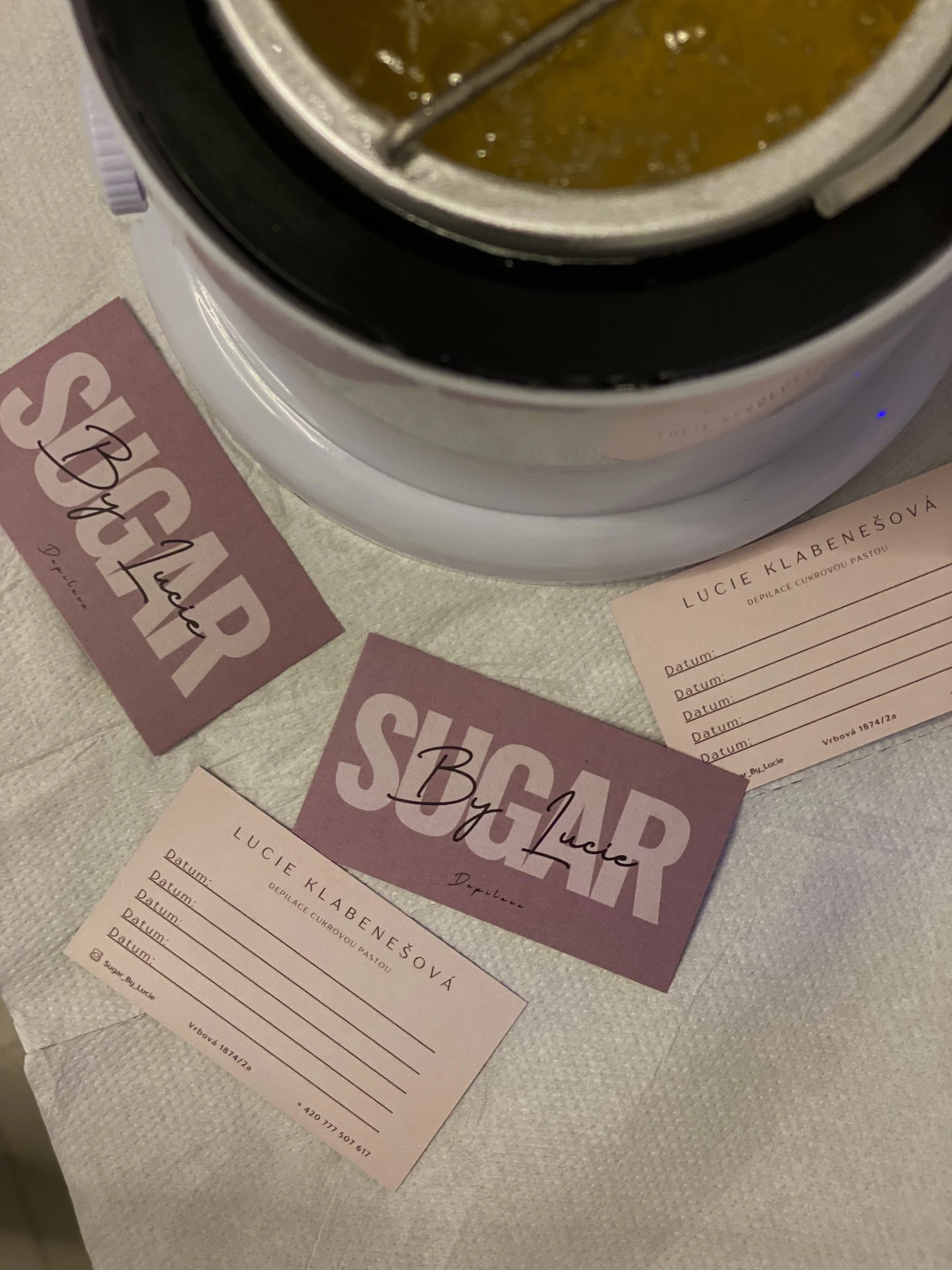 Hladká pokožka bez chloupků: depilace cukrovou pastou, ruce i nohy, podpaží, obličej