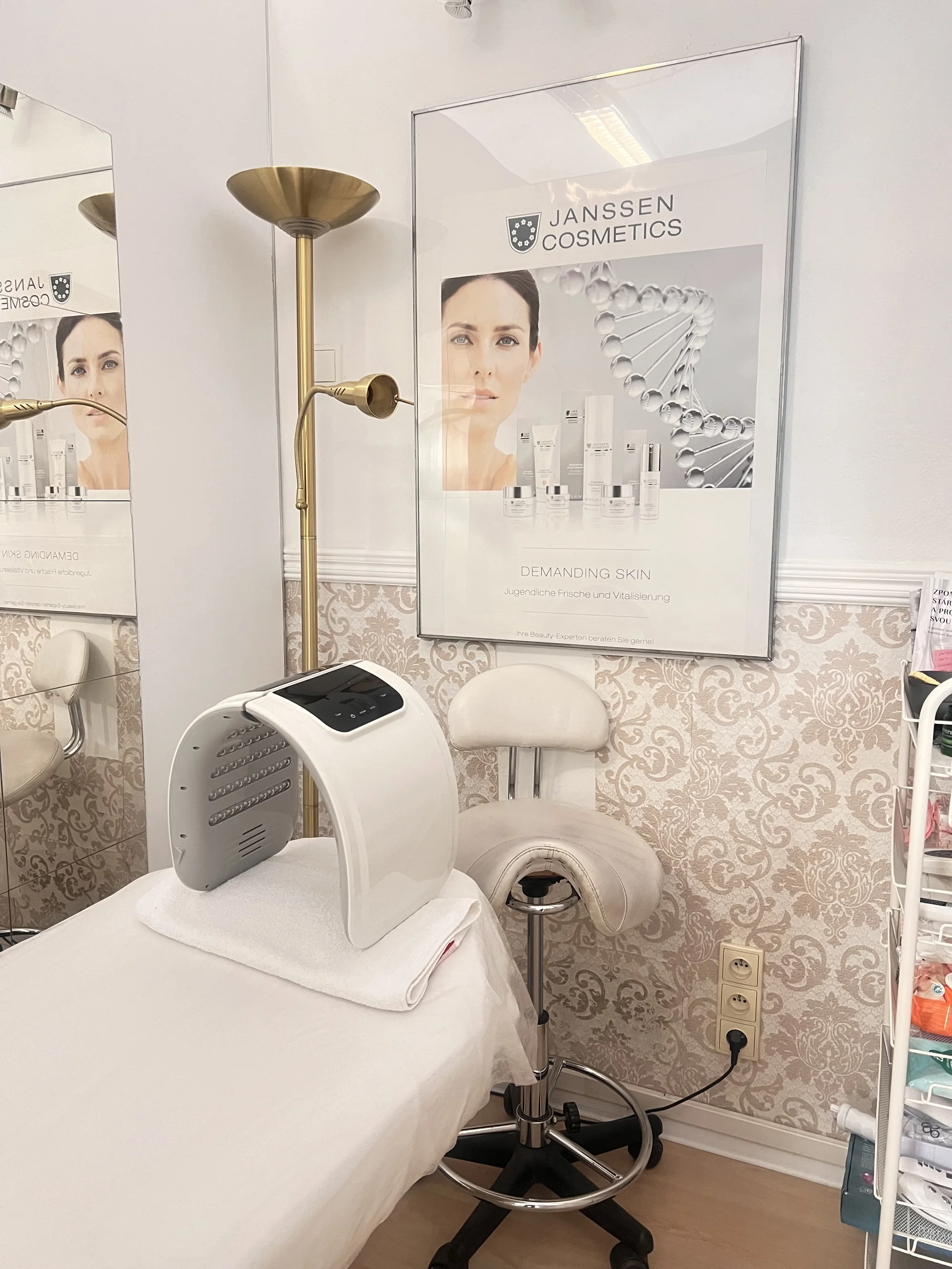 Rozmazlete svou pleť: liftingová péče a hloubkové čištění vč. ampule kyseliny hyaluronové