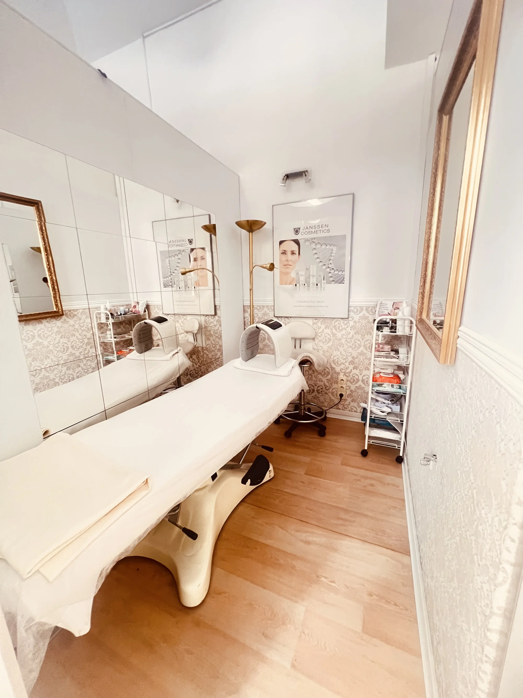 Rozmazlete svou pleť: liftingová péče a hloubkové čištění vč. ampule kyseliny hyaluronové