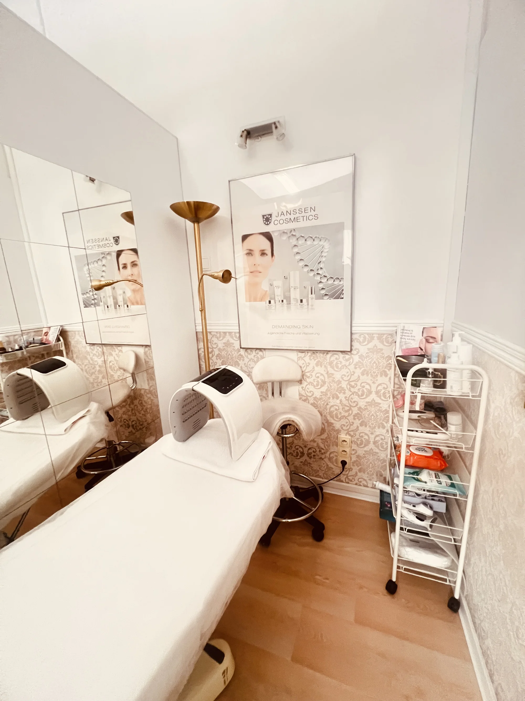 Rozmazlete svou pleť: liftingová péče a hloubkové čištění vč. ampule kyseliny hyaluronové