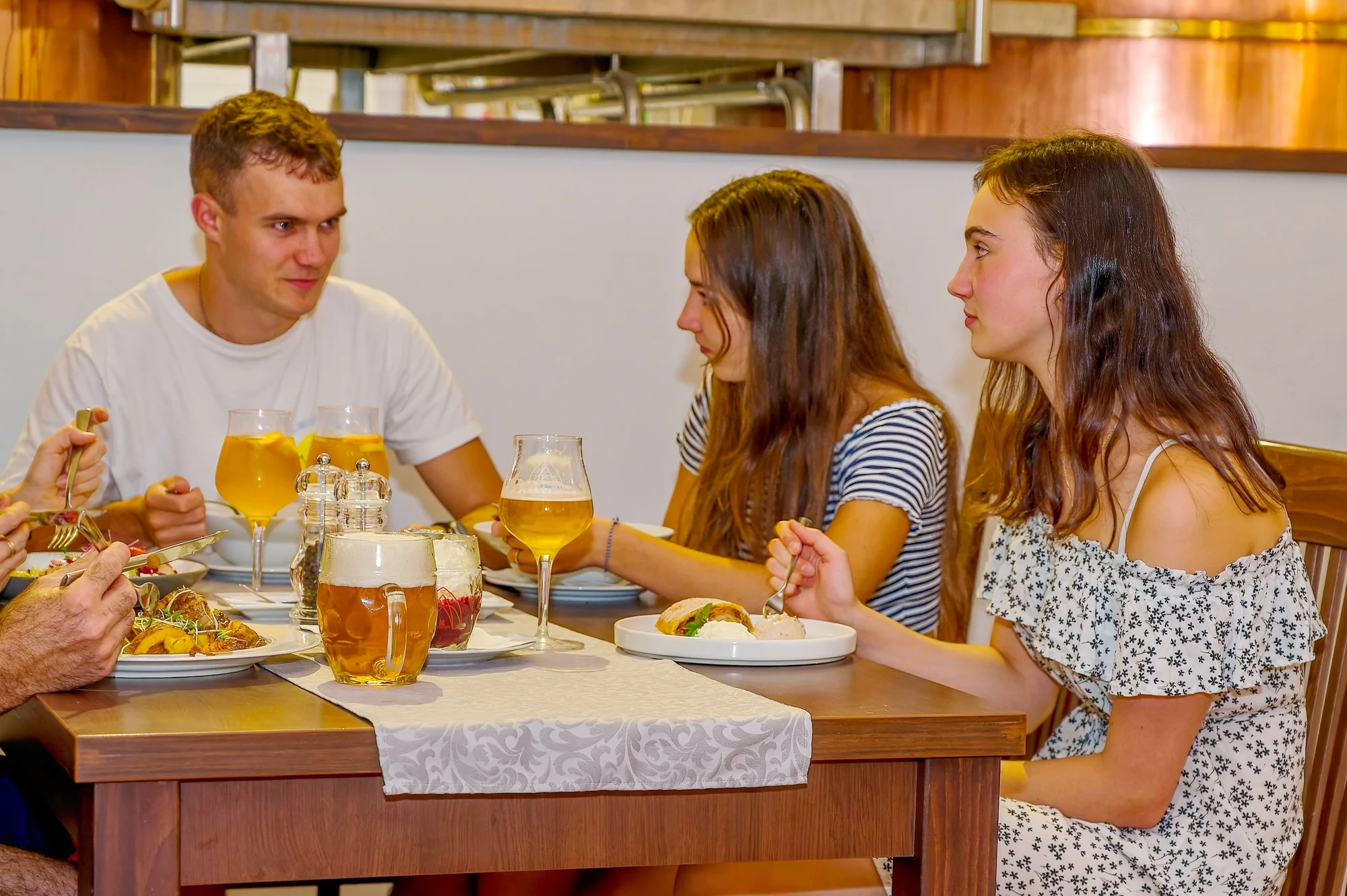 Pečená hovězí žebra s chlebem a klášterní pivo pro 1 nebo 2 osoby