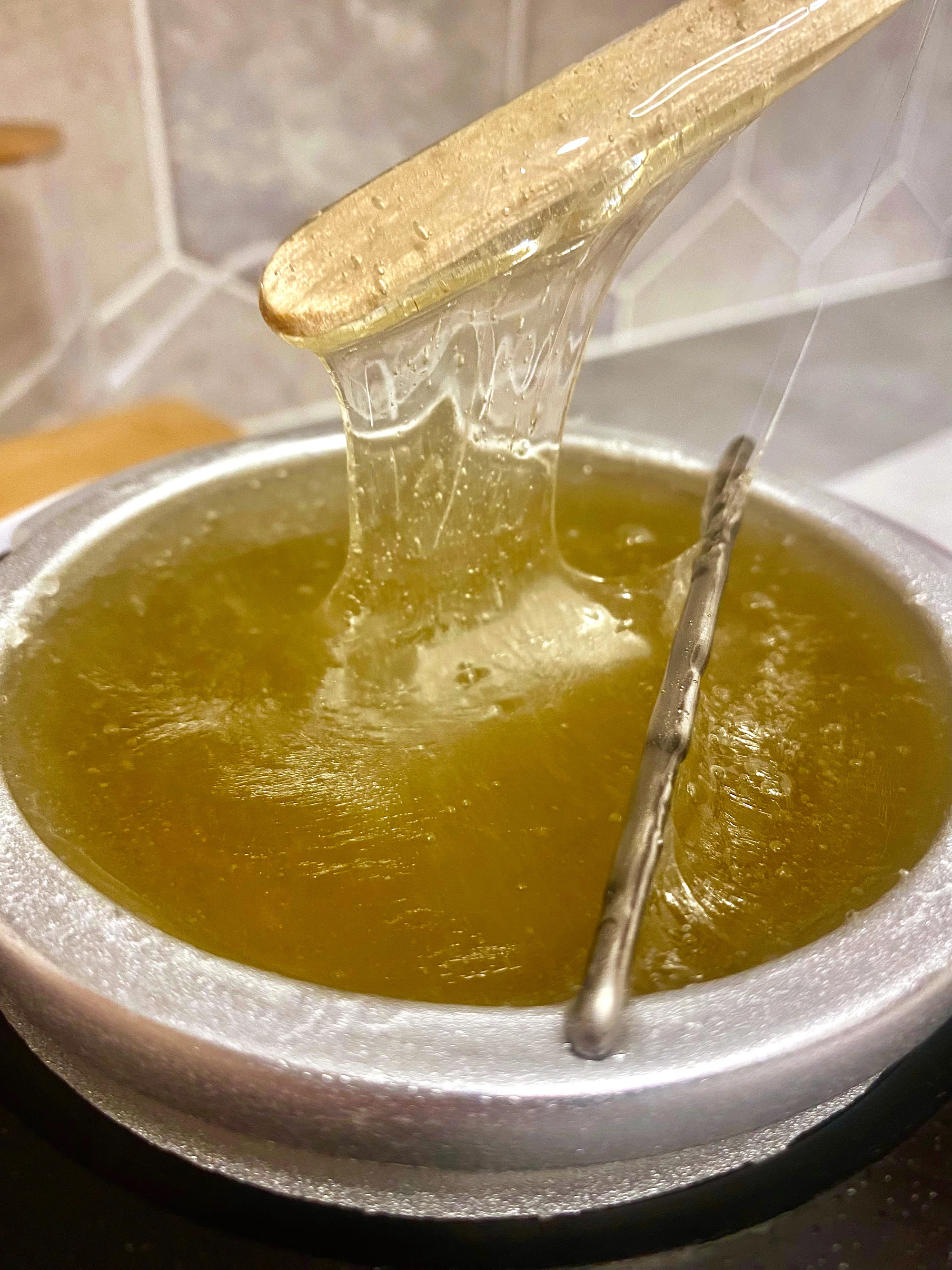 Hladká pokožka bez chloupků: depilace cukrovou pastou, ruce i nohy, podpaží, obličej