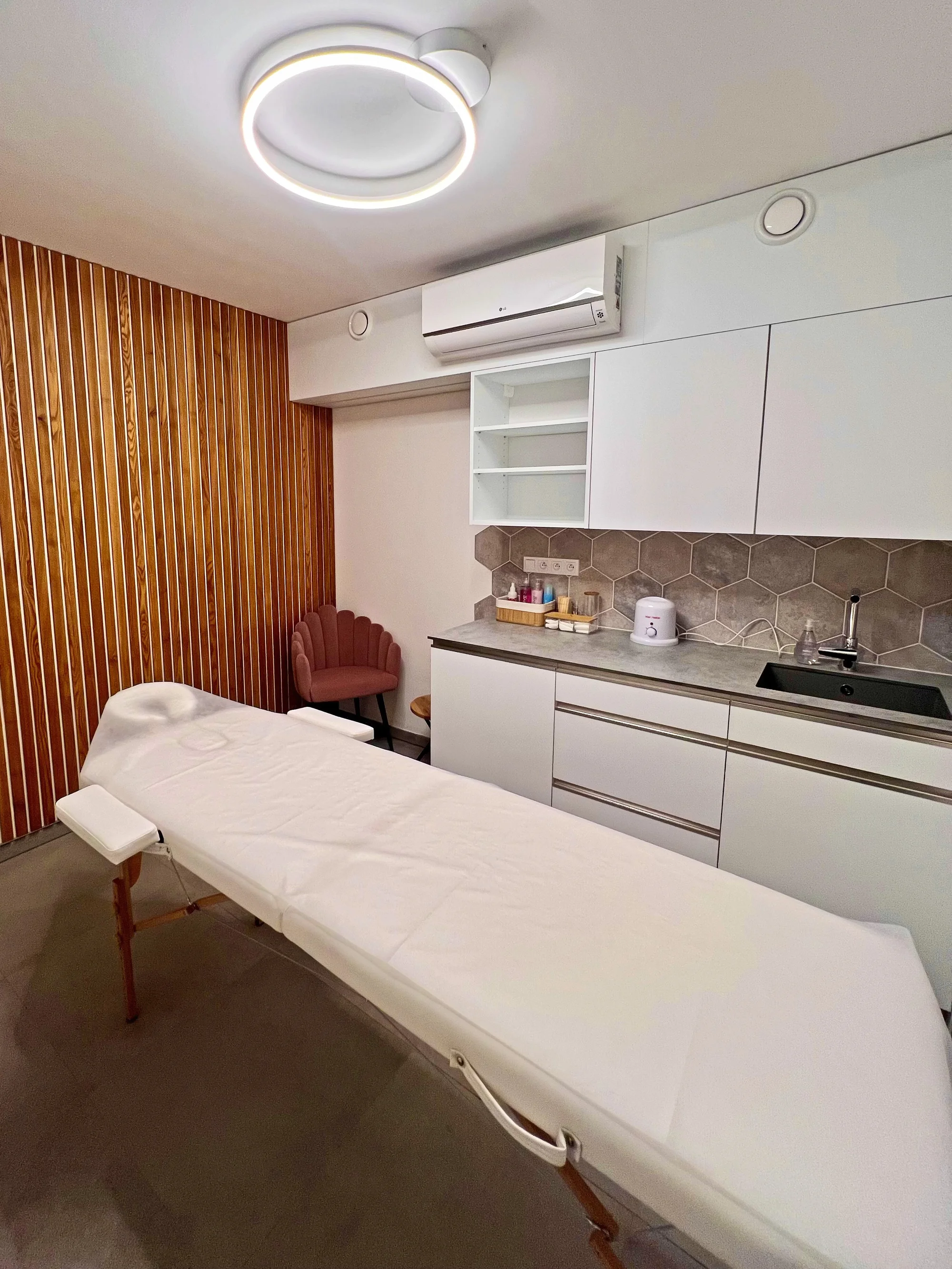 Hladká pokožka bez chloupků: depilace cukrovou pastou, ruce i nohy, podpaží, obličej