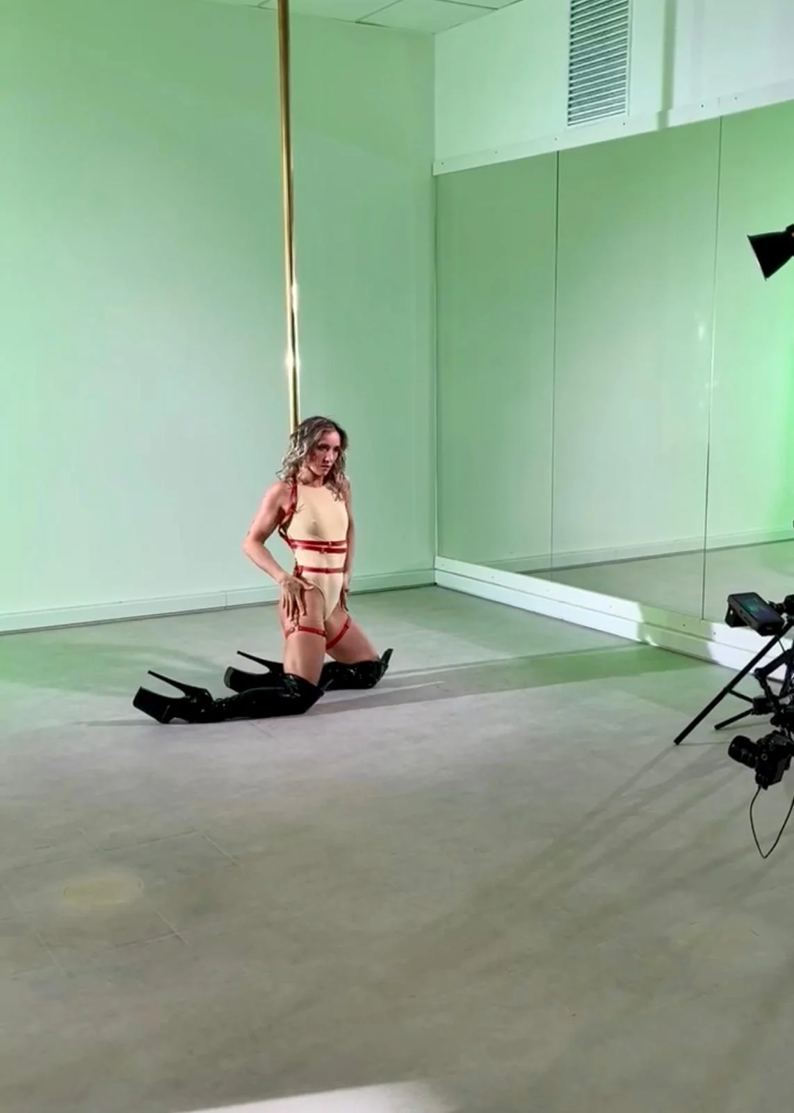 Zažijte pole dance a staňte se hvězdou: příprava na focení, soukromá lekce nebo kurz včetně natáčení