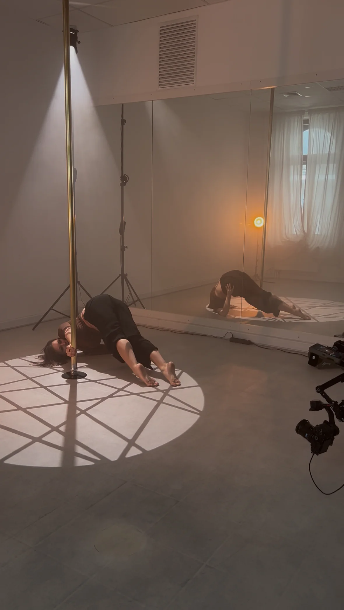 Zažijte pole dance a staňte se hvězdou: příprava na focení, soukromá lekce nebo kurz včetně natáčení