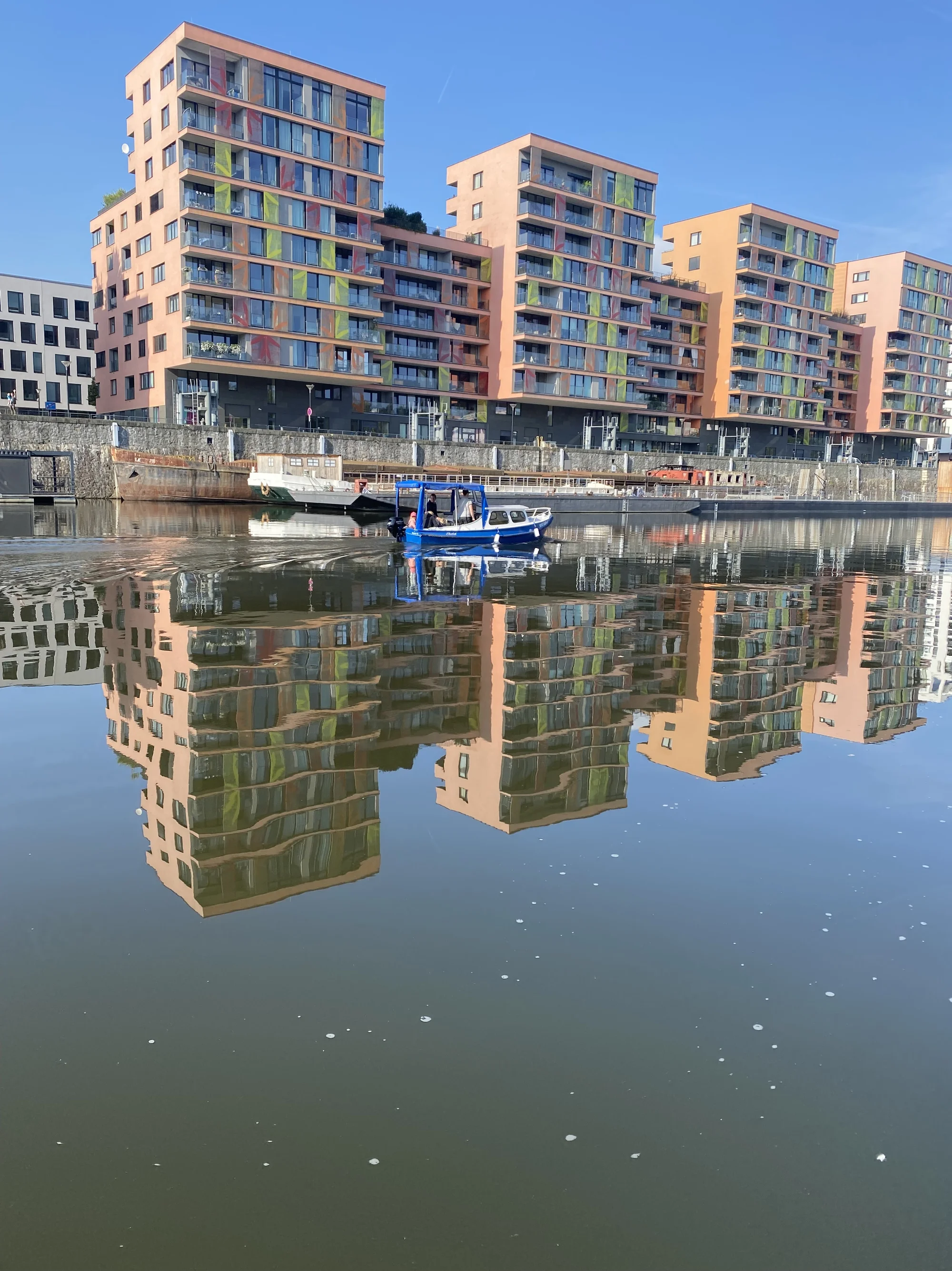 Zážitková plavba po Vltavě do Roztok a zpět: staňte se kapitánem na den