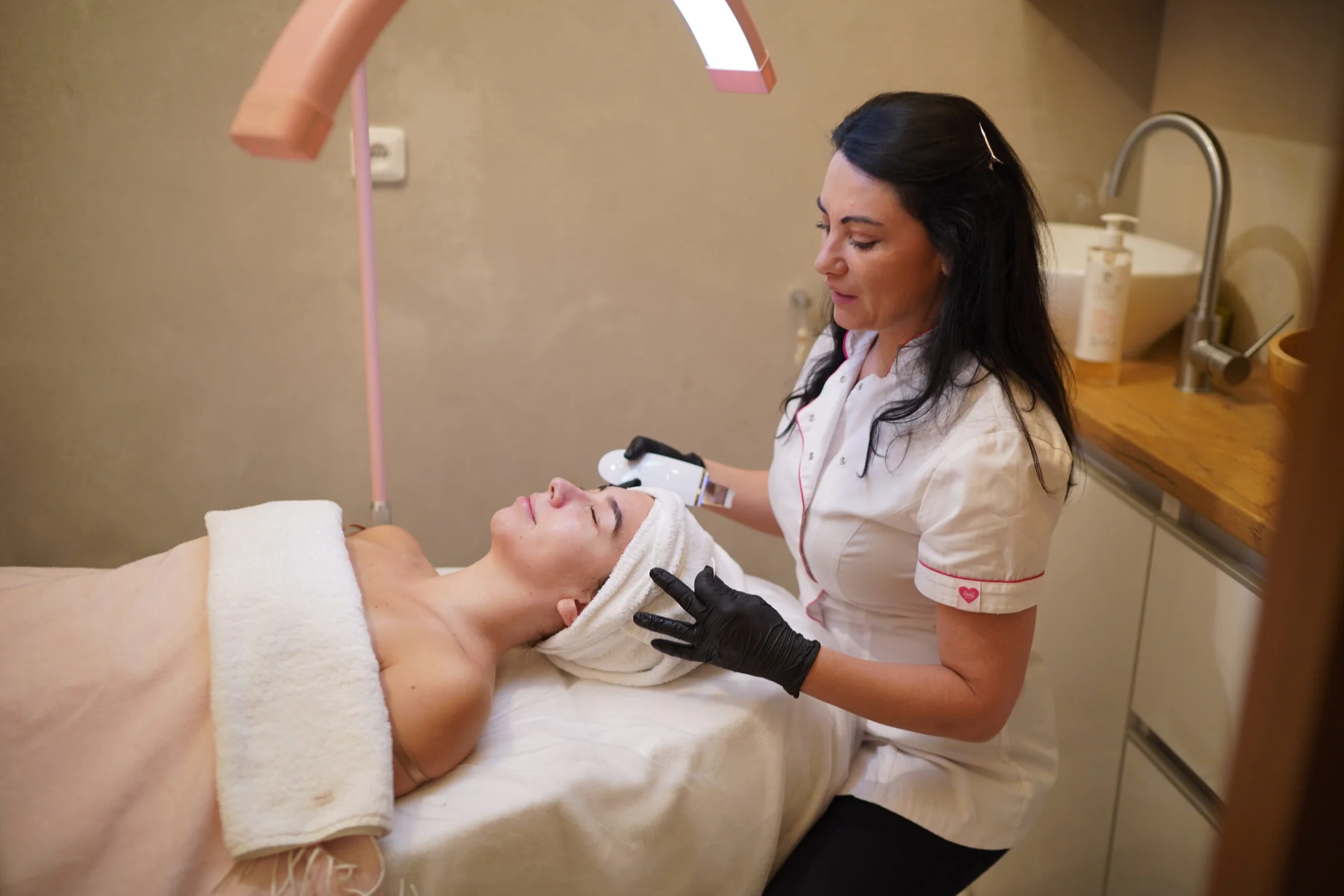 Dokonalá péče o pleť a vlasy: otevřené vouchery na 1500 až 3000 Kč do salonu v centru Prahy