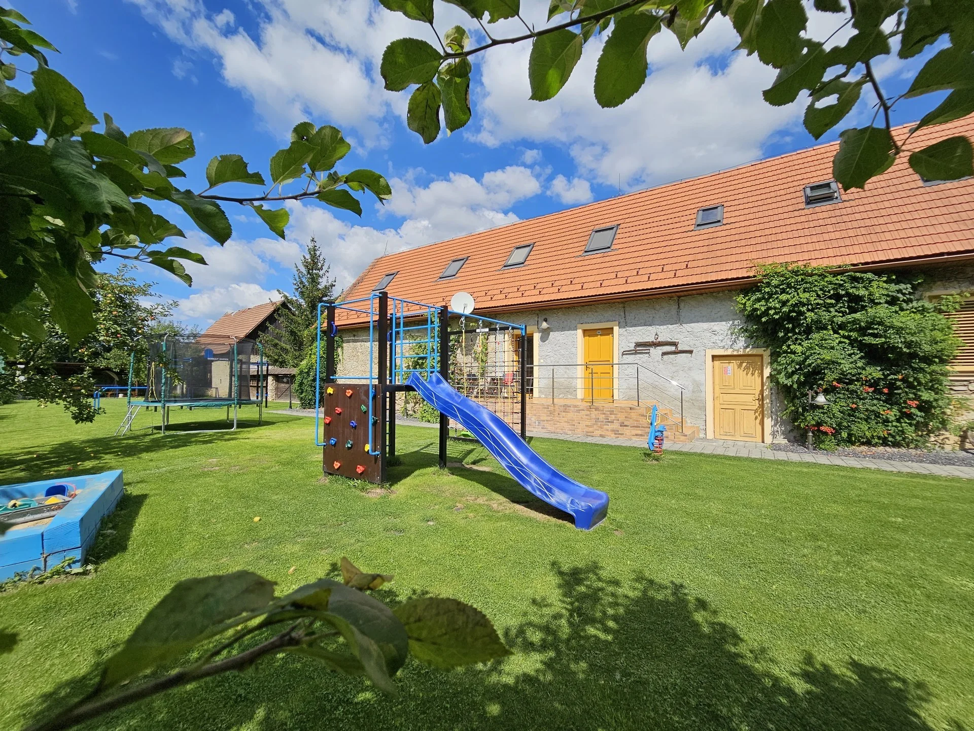 Pobyt v apartmánech na Liptově s výhledem na Kriváň, malým wellness a zahradou