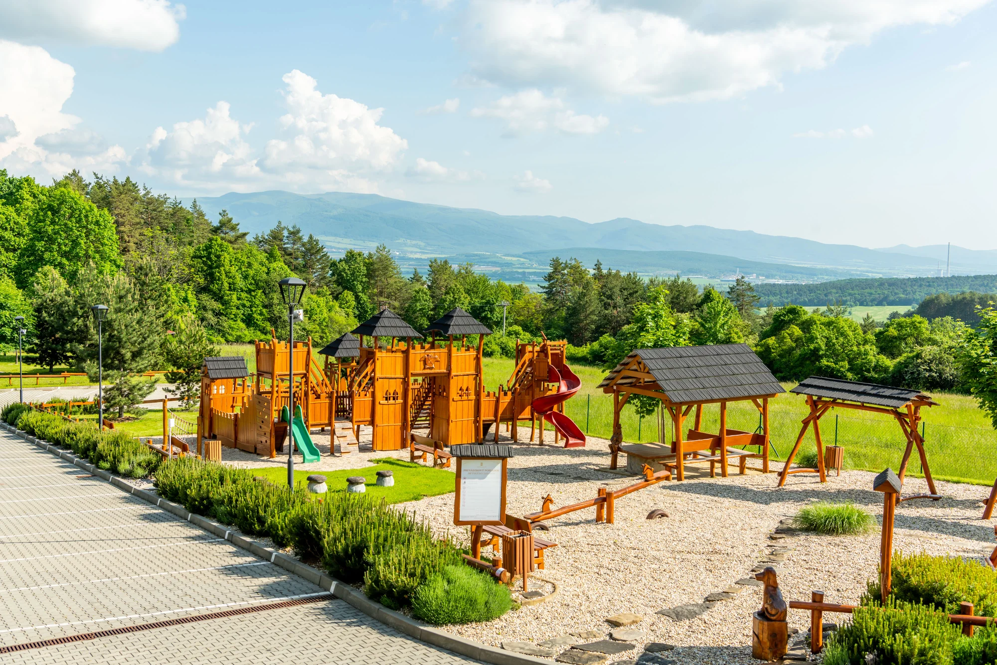 Útulné apartmány u Bojnic: relax na venkově, výhled na hory a čerstvé pečivo k snídani