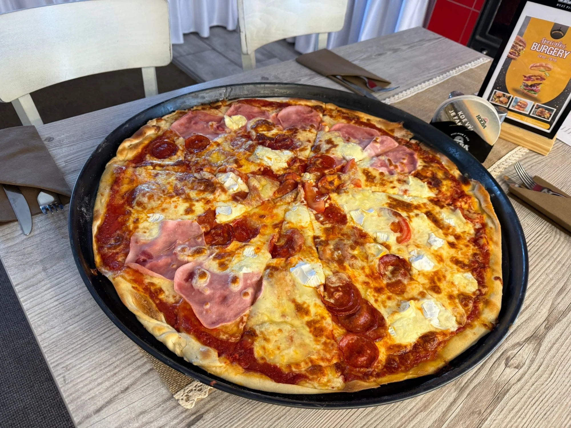 Itálie pro velké jedlíky: jumbo pizza o průměru 60 cm, šunková, salami nebo quattro formaggi