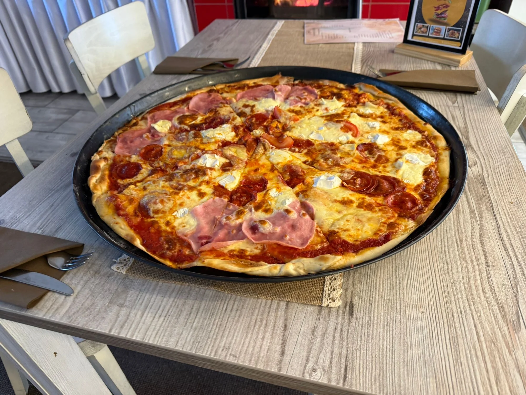 Itálie pro velké jedlíky: jumbo pizza o průměru 60 cm, šunková, salami nebo quattro formaggi