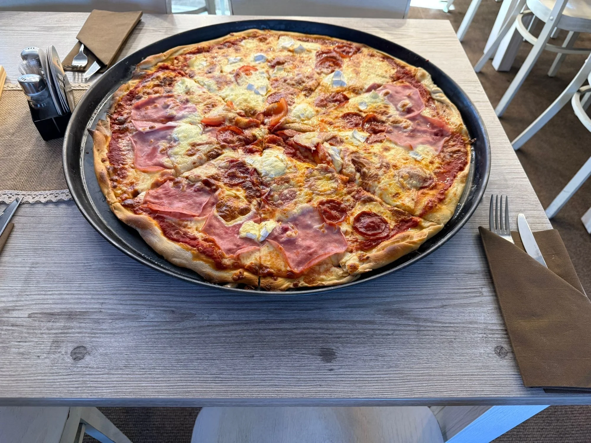 Itálie pro velké jedlíky: jumbo pizza o průměru 60 cm, šunková, salami nebo quattro formaggi