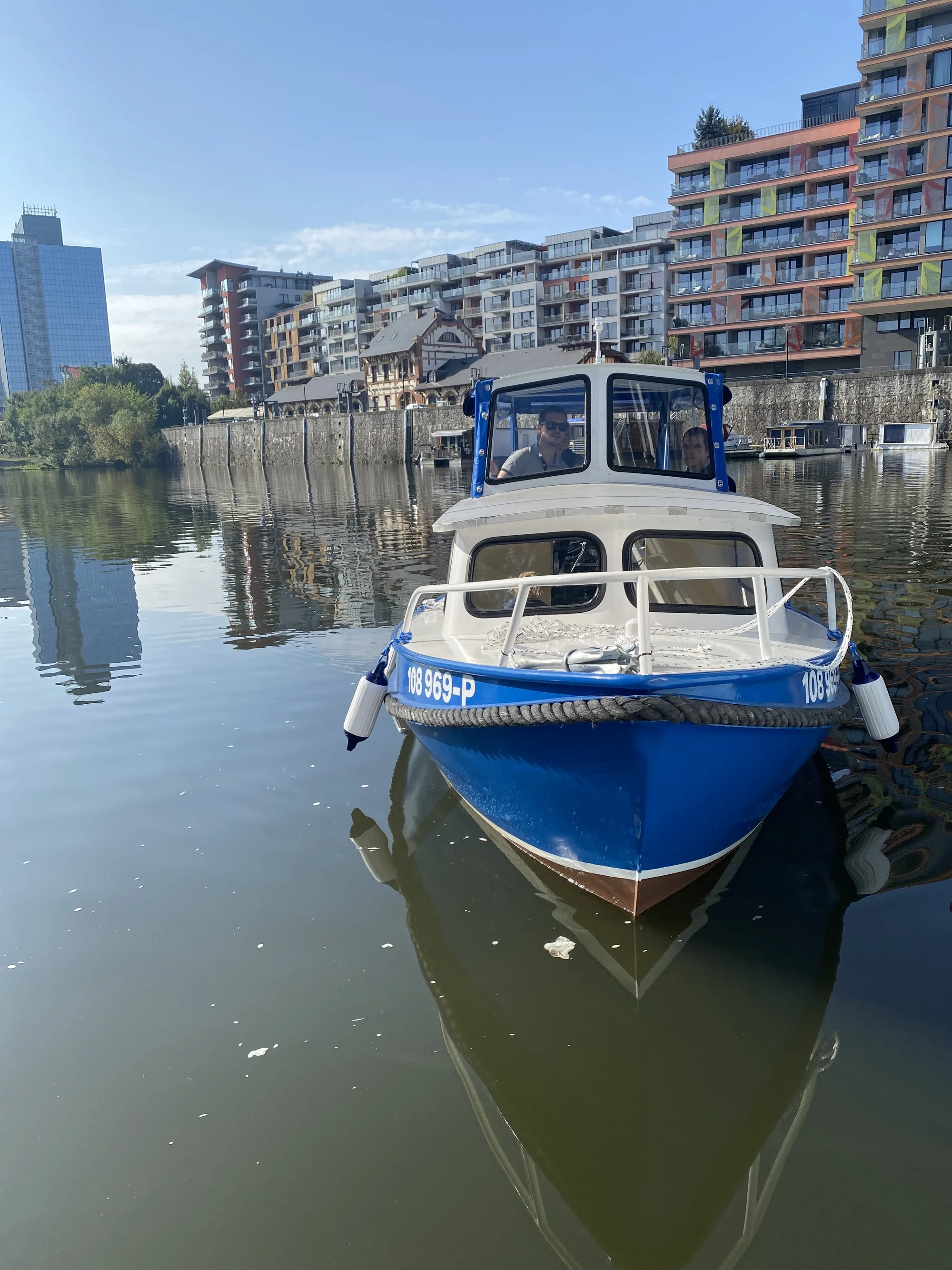 Zážitková plavba po Vltavě do Roztok a zpět: staňte se kapitánem na den