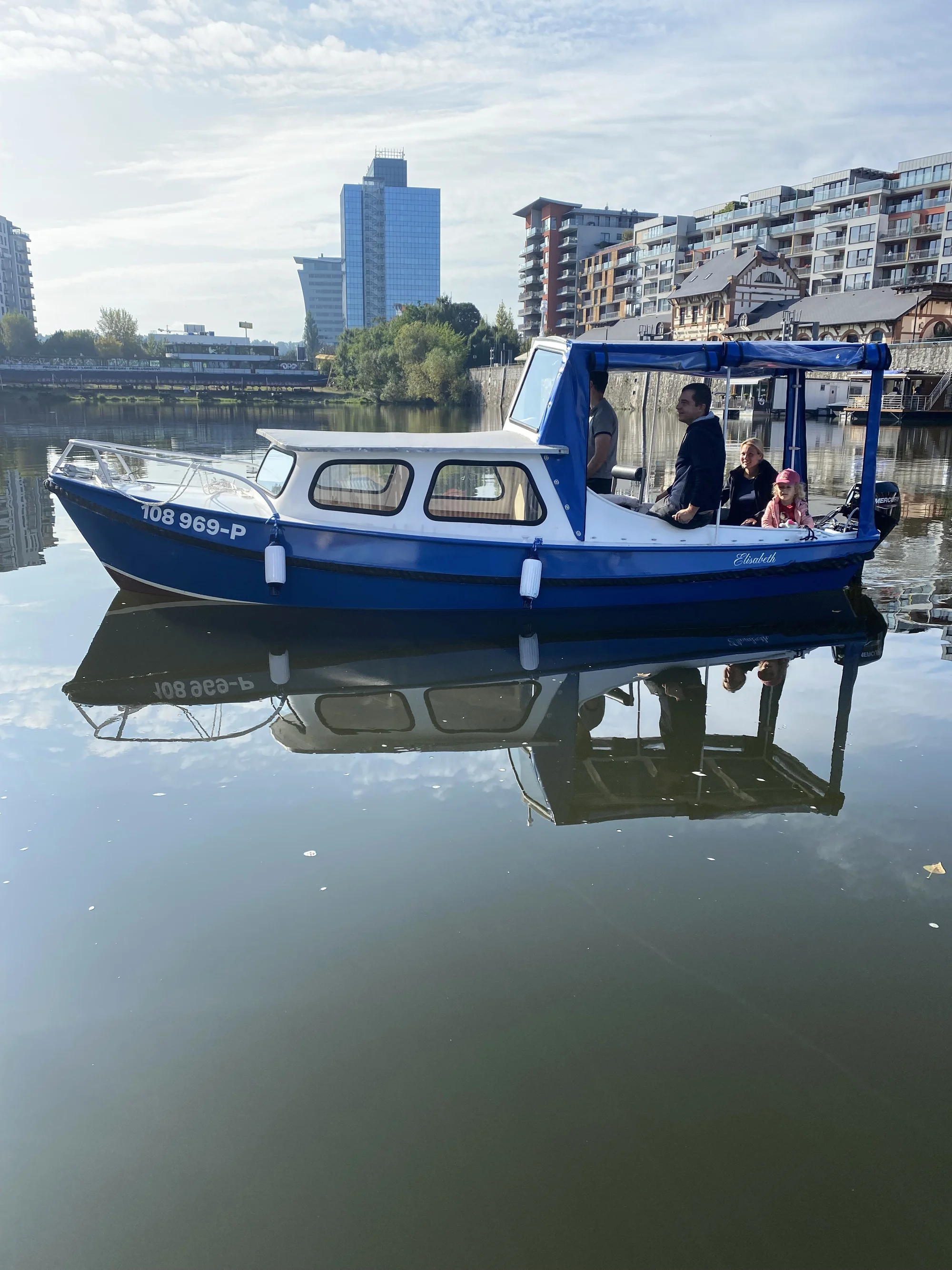 Zážitková plavba po Vltavě do Roztok a zpět: staňte se kapitánem na den