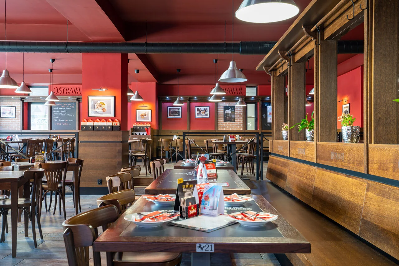 Rodinný oběd v Karviné pro 4 osoby: tříchodové menu včetně polévky a dezertu