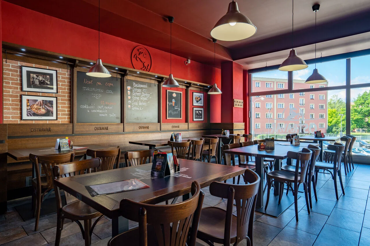 Rodinný oběd v Karviné pro 4 osoby: tříchodové menu včetně polévky a dezertu