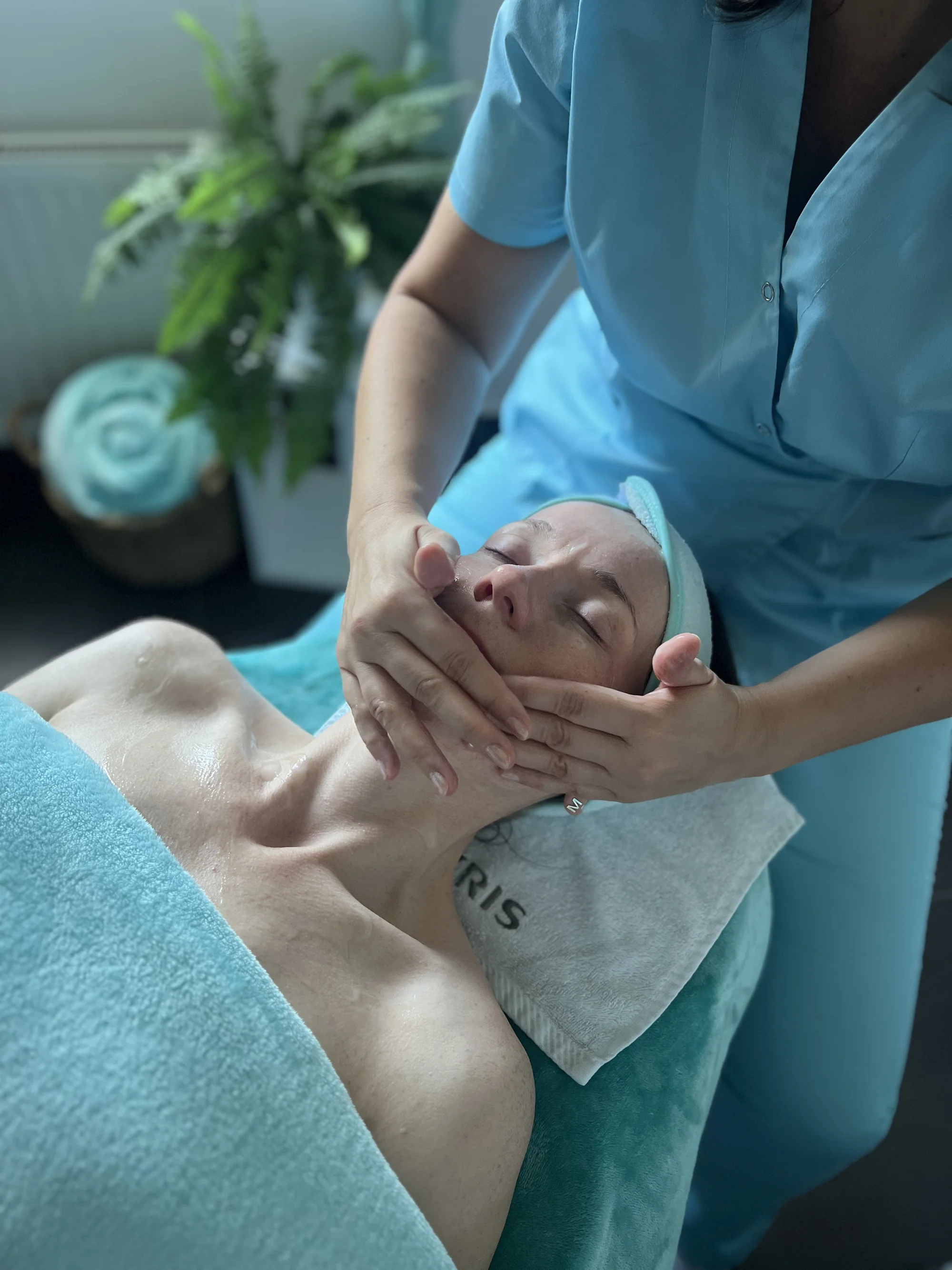 Jemný chemický peeling s AHA kyselinami nebo luxusní Golden Glow Ritual