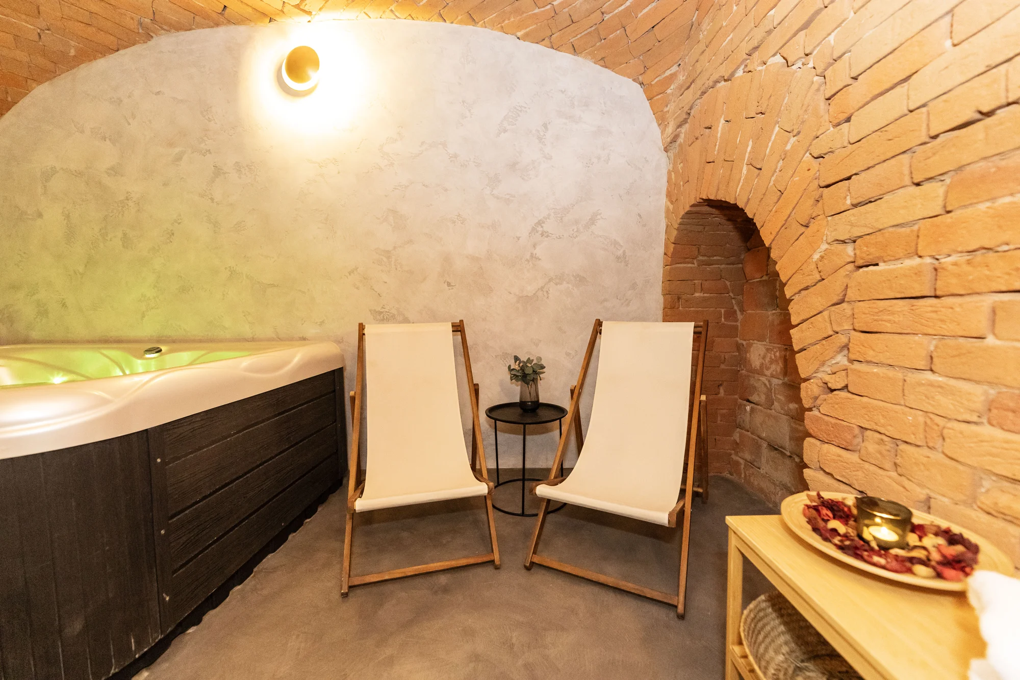 Privátní vířivka na 60 min. s láhví prosecca nebo na 90 min. se sushi pro dva