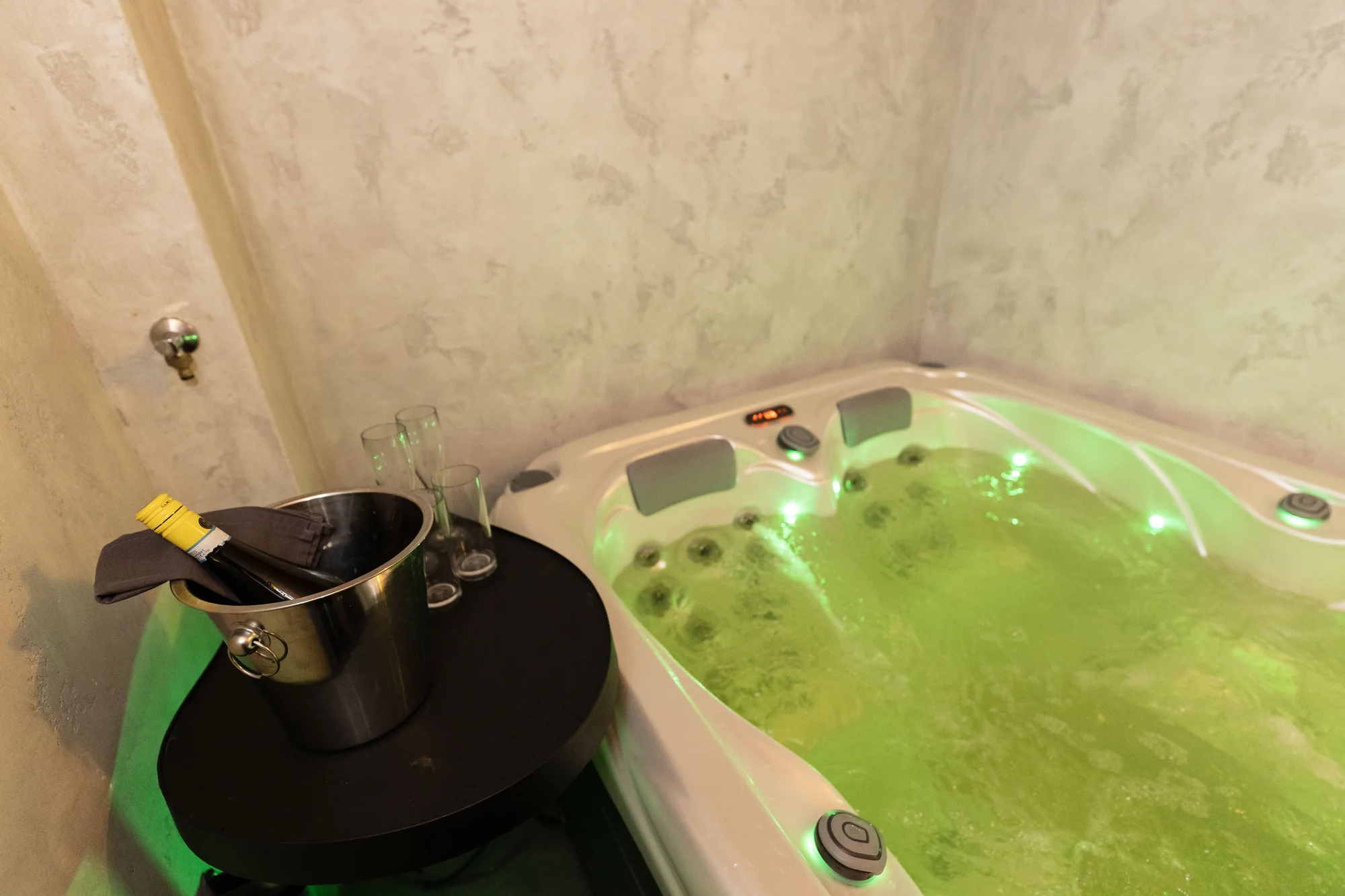 Privátní vířivka na 60 min. s láhví prosecca nebo na 90 min. se sushi pro dva