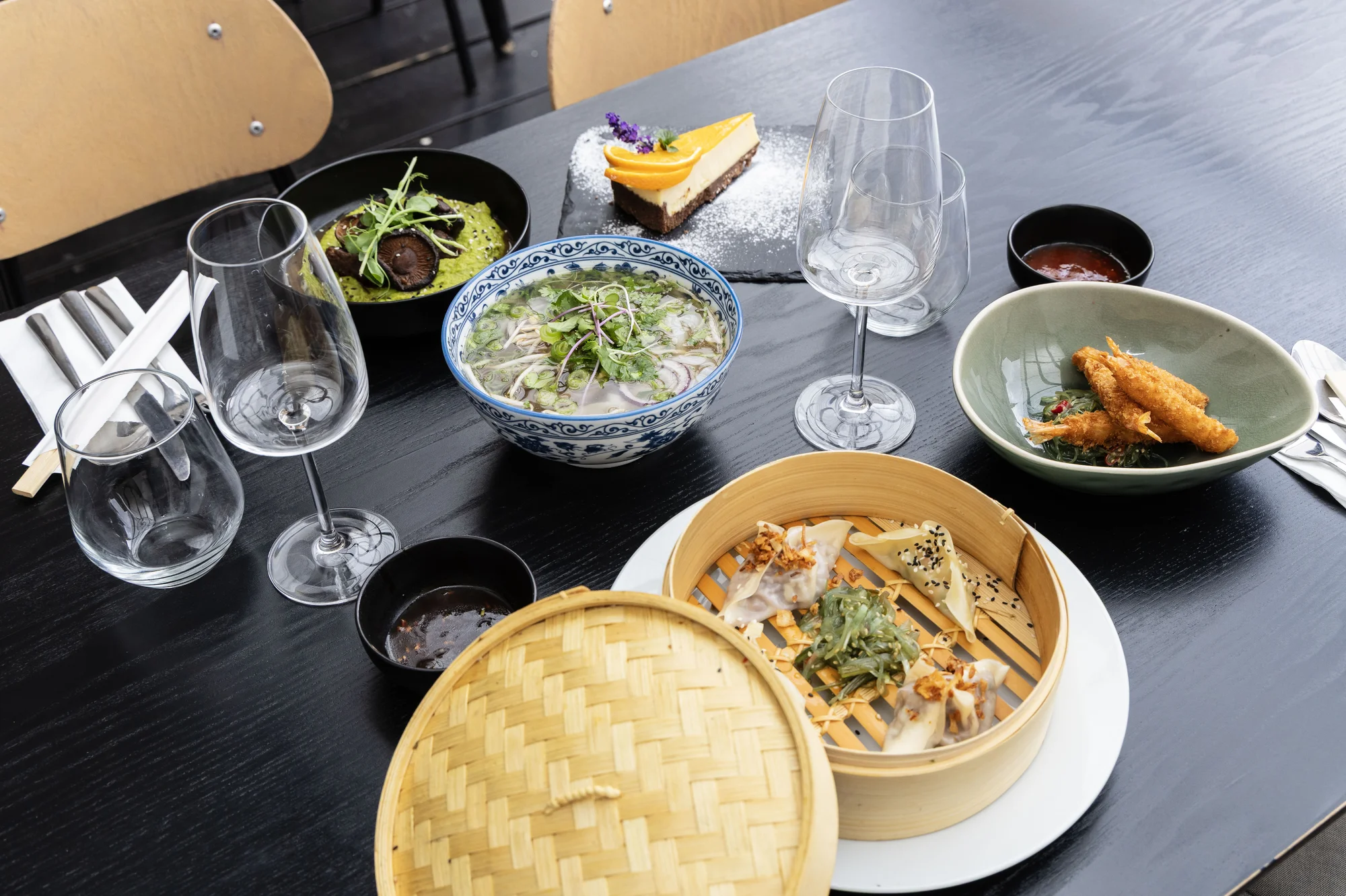 Degustační asijské menu v Litomyšli pro 2 osoby: polévka phở, krevety, knedlíčky gyoza a další