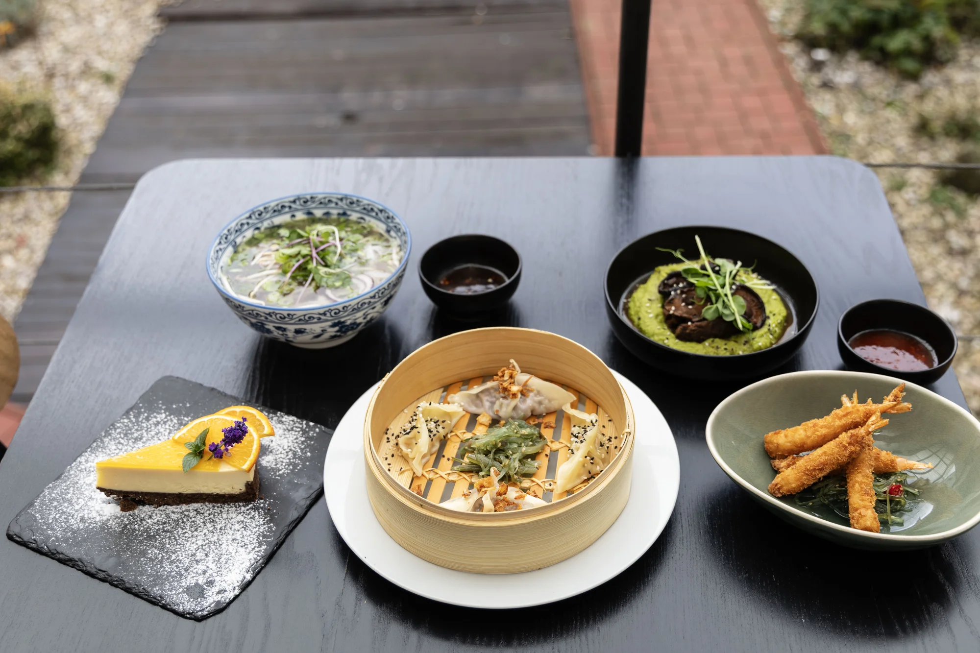 Degustační asijské menu v Litomyšli pro 2 osoby: polévka phở, krevety, knedlíčky gyoza a další