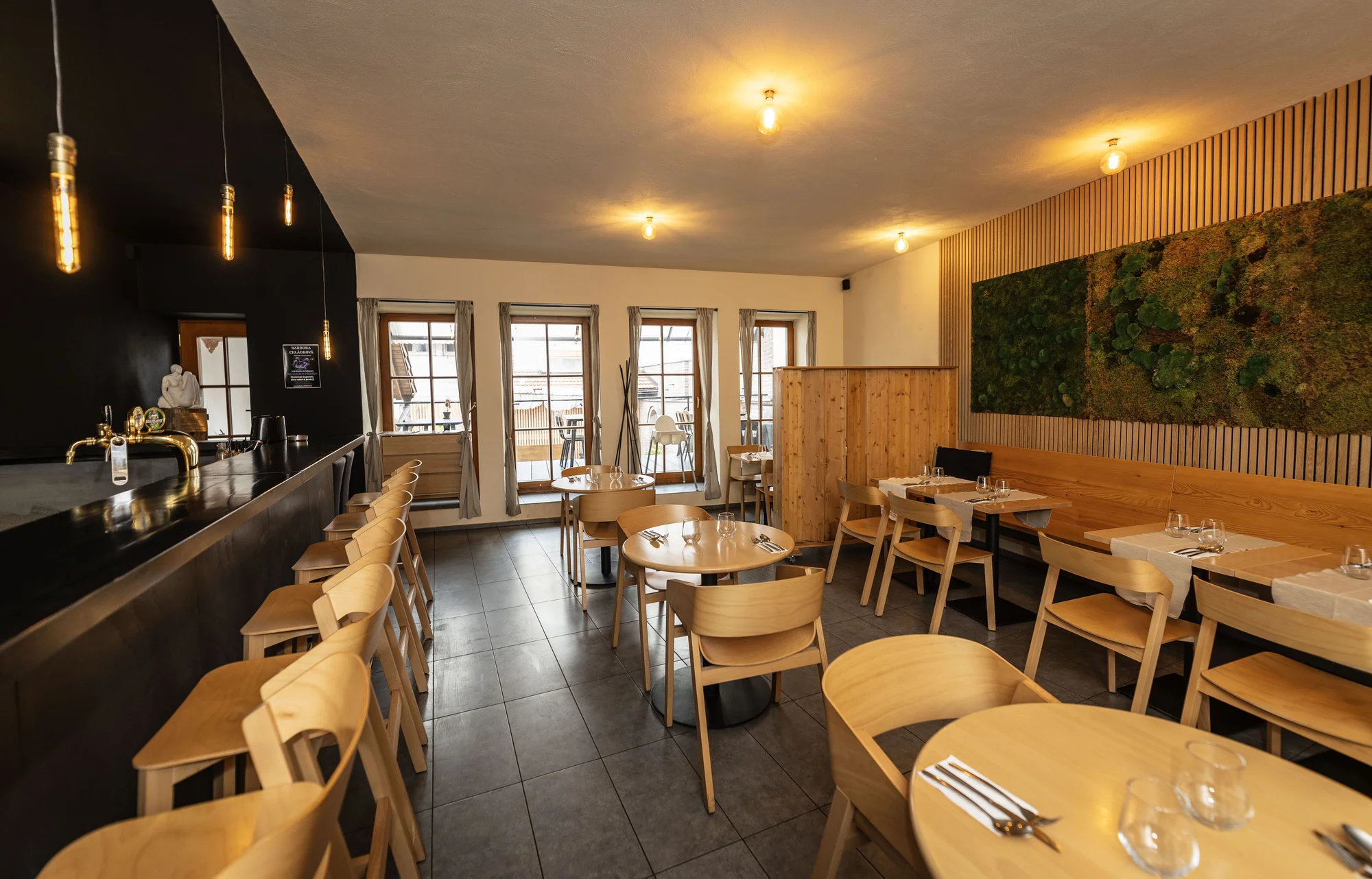 Degustační asijské menu v Litomyšli pro 2 osoby: polévka phở, krevety, knedlíčky gyoza a další