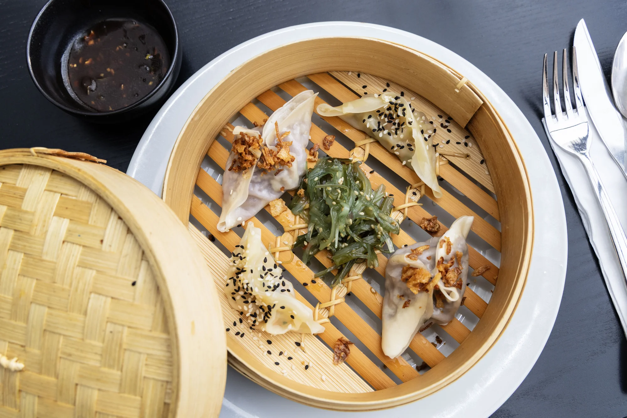 Degustační asijské menu v Litomyšli pro 2 osoby: polévka phở, krevety, knedlíčky gyoza a další