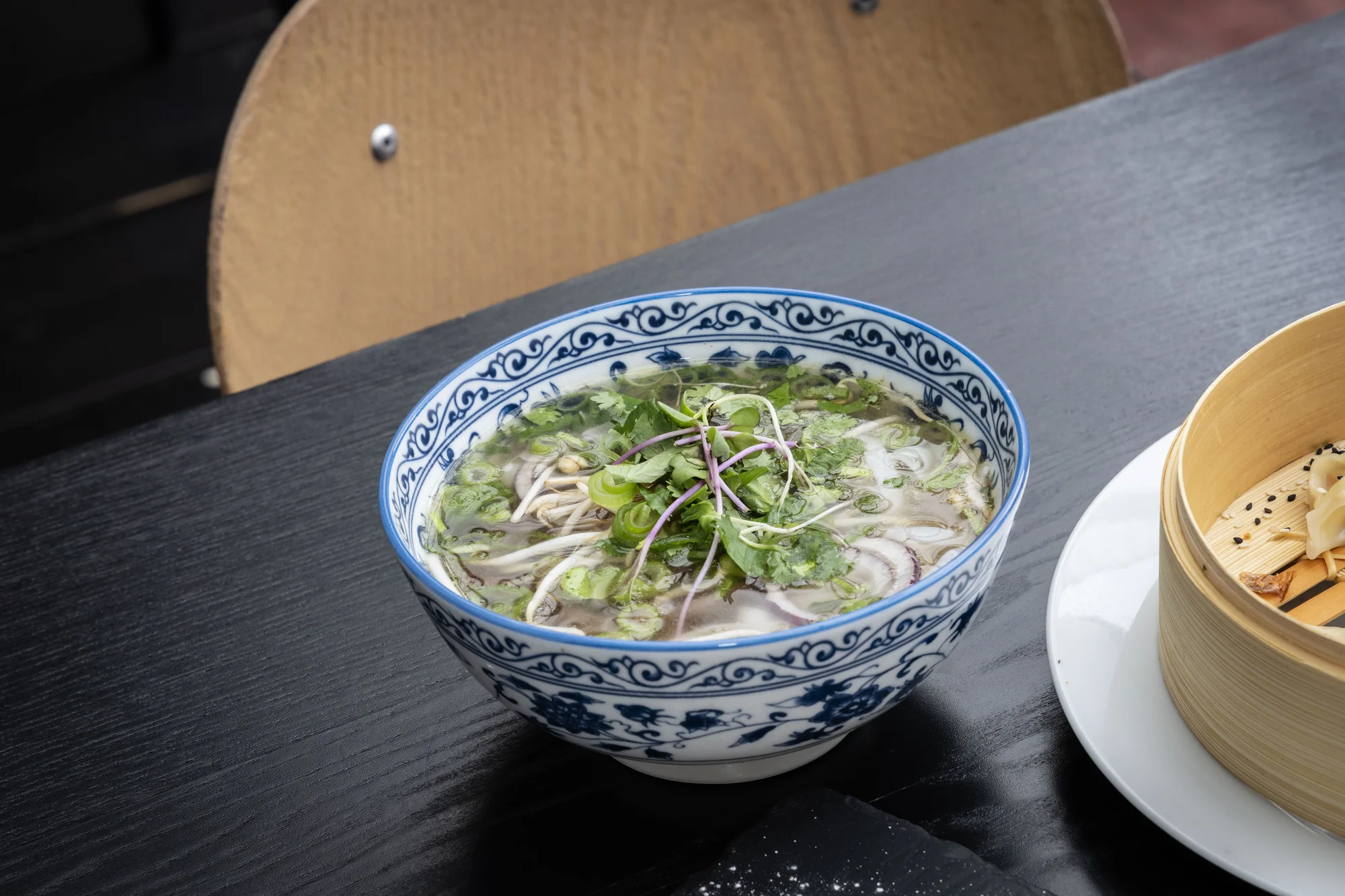 Degustační asijské menu v Litomyšli pro 2 osoby: polévka phở, krevety, knedlíčky gyoza a další