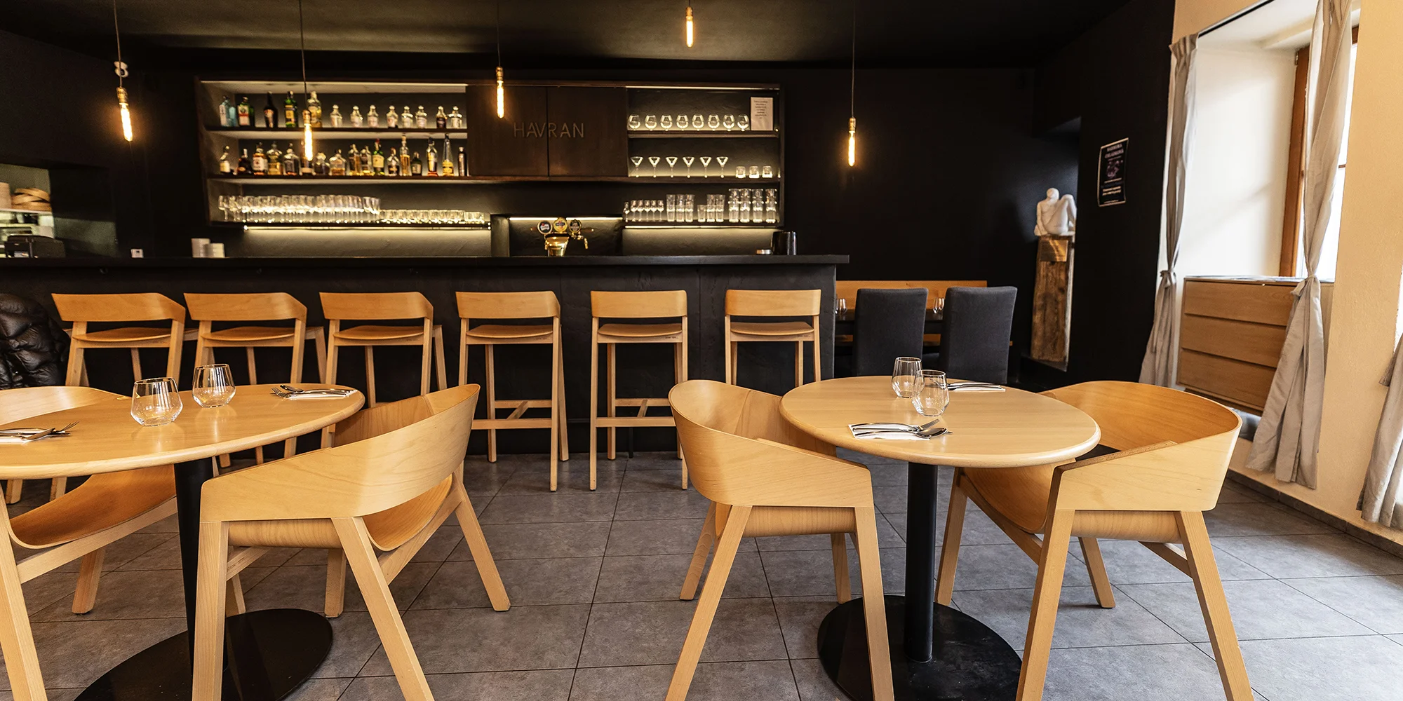 Degustační asijské menu v Litomyšli pro 2 osoby: polévka phở, krevety, knedlíčky gyoza a další